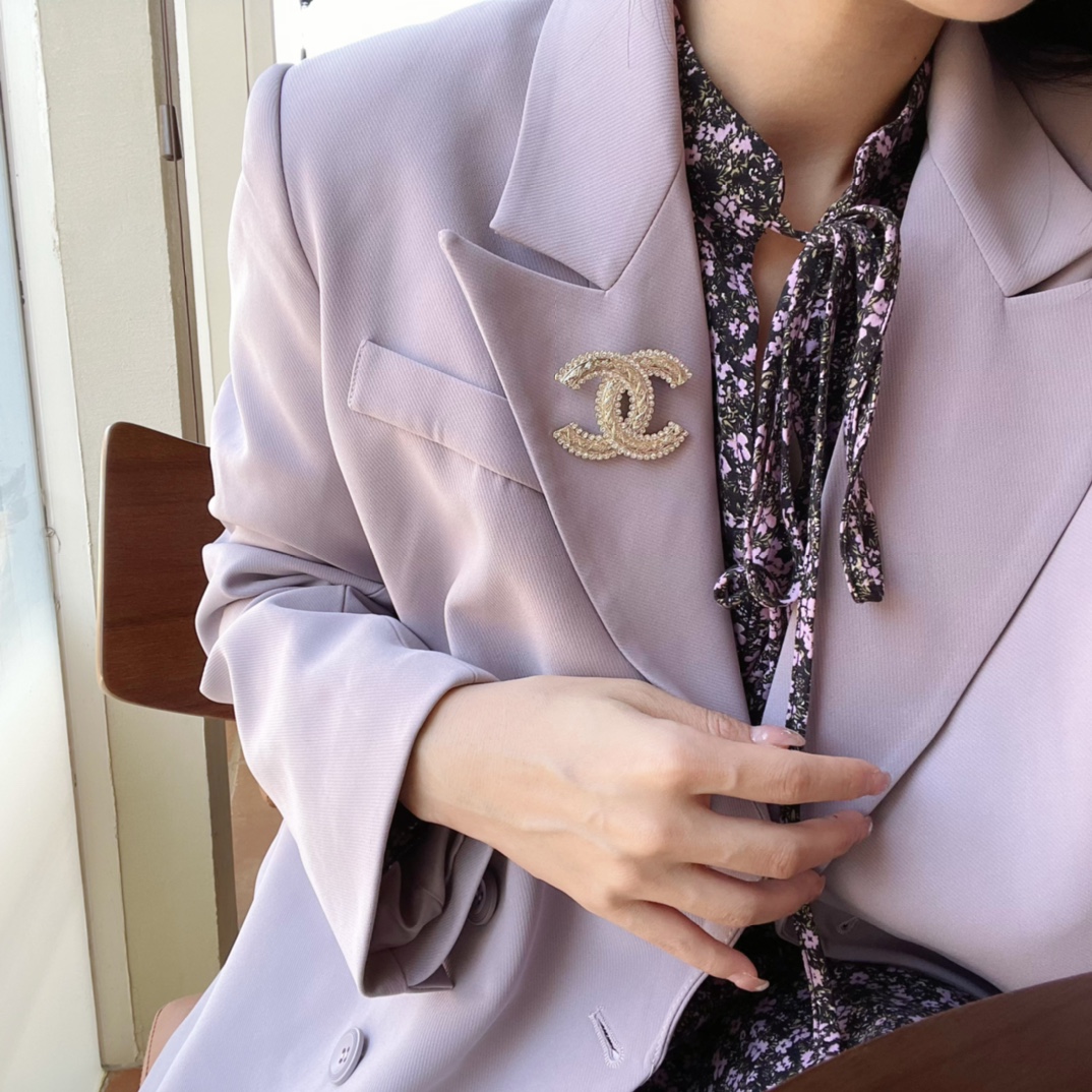 新款☑️CHANEL香奈儿双c金色胸针