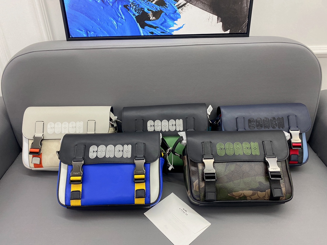 K5  Coach 蔻驰   Track撞色翻盖邮差包 斜挎包 男女通用单肩包 经典百搭 采用精湛镶嵌细工，实物拍摄 原厂原版面料 配送小票礼盒 20 x 28 cm。