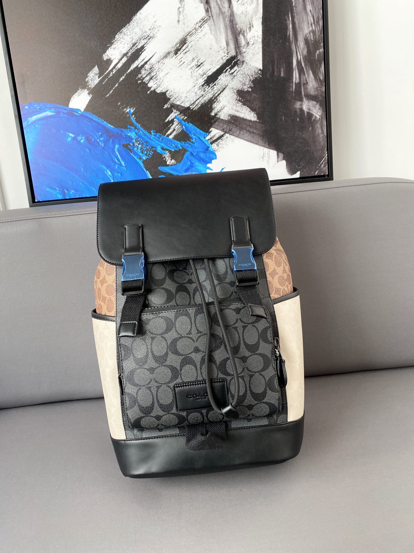 K5  Coach 蔻驰   新品Track翻盖抽绳双肩包 男女通用背包 登山包 经典百搭 采用精湛镶嵌细工，实物拍摄 原厂原版面料 配送小票防尘袋 26 x 41 cm。