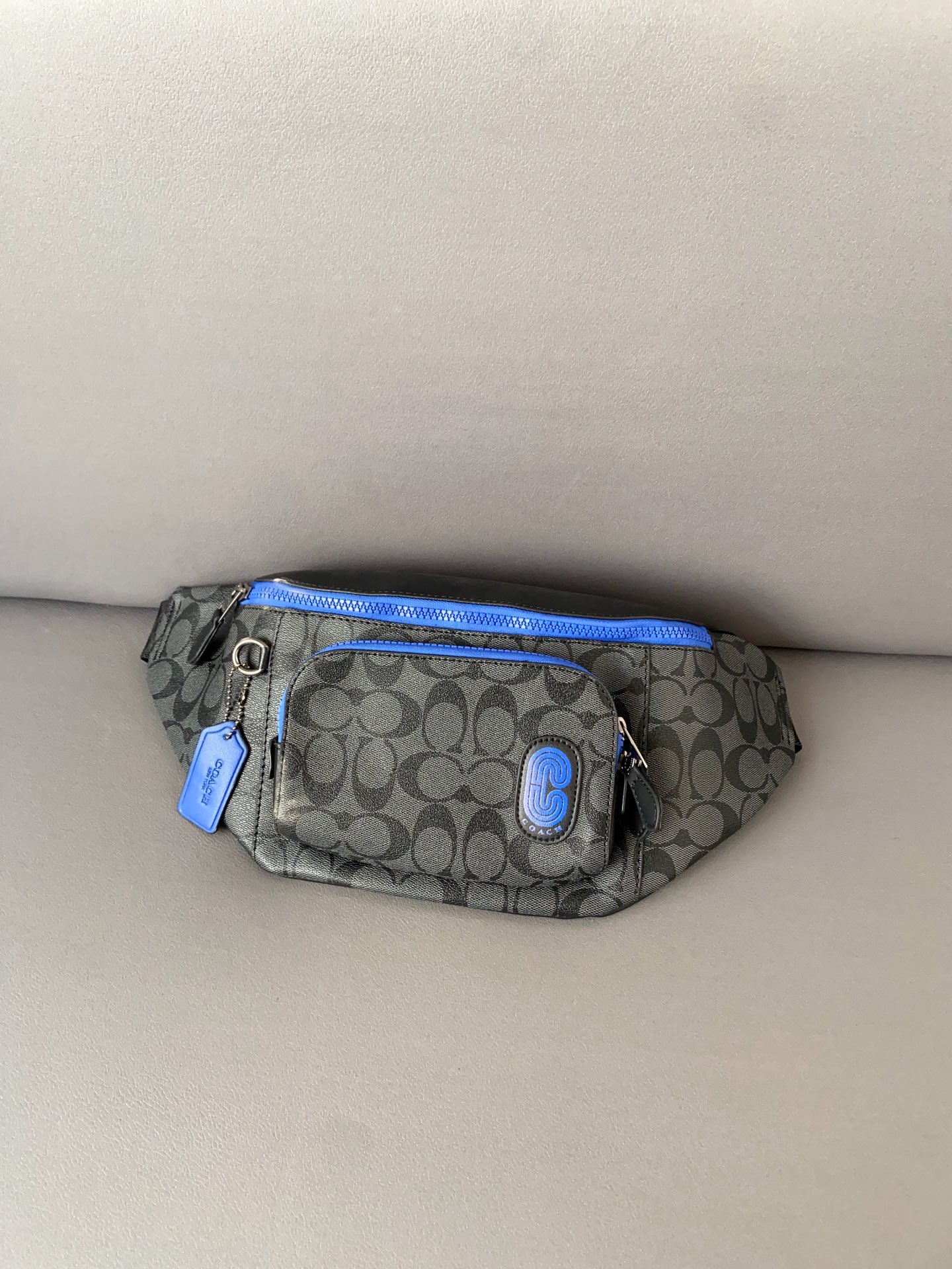 J0  Coach 蔻驰   Track标志腰包 男女通用斜挎包 胸包 经典百搭 采用精湛镶嵌细工，实物拍摄 原厂原版面料 配送小票防尘袋 礼盒 40 x 17 cm。