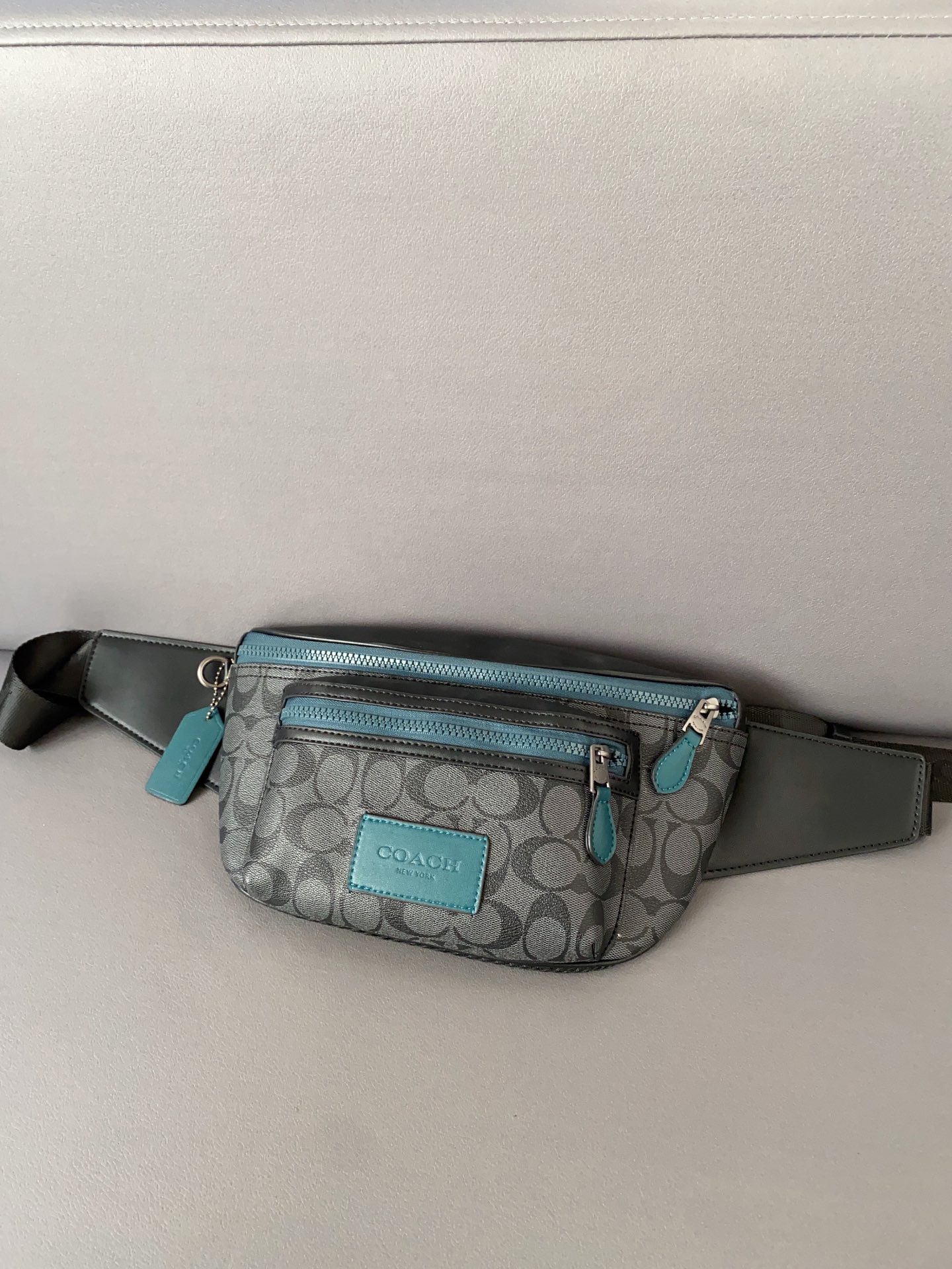 J0  Coach 蔻驰   Warren标志腰包 男女通用斜挎包 胸包 经典百搭 采用精湛镶嵌细工，实物拍摄 原厂原版面料 配送小票防尘袋 礼盒 36 x 17 cm。