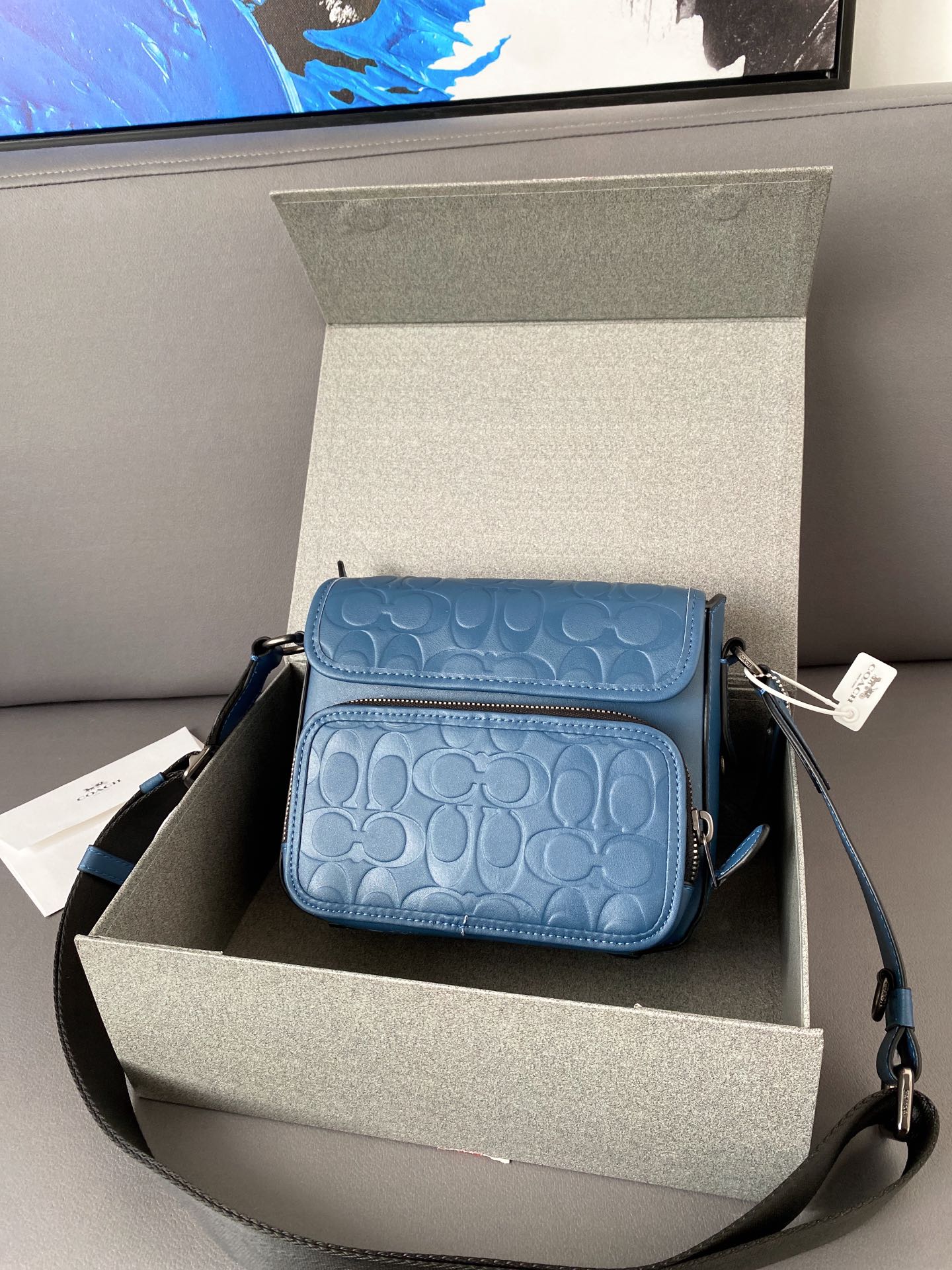 L0  Coach 蔻驰   Sullivan 牛皮压花翻盖邮差包 斜挎包 男女通用单肩包 经典百搭 采用精湛镶嵌细工，实物拍摄 原厂原版面料 配送小票折叠礼盒 20 x 18 cm。