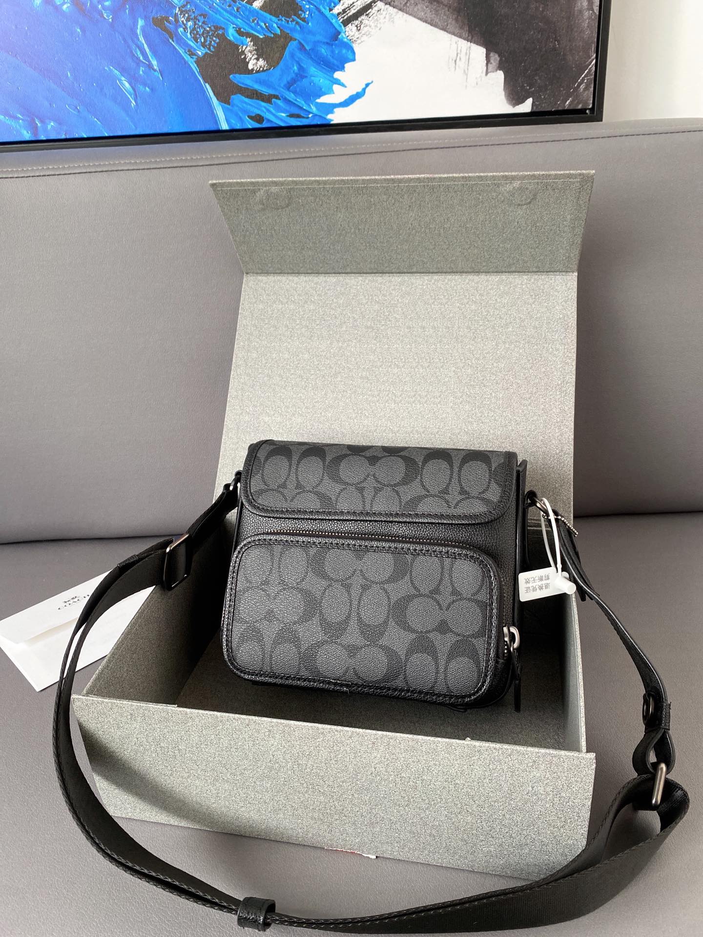 K5  Coach 蔻驰   Sullivan 印花翻盖邮差包 斜挎包 男女通用单肩包 经典百搭 采用精湛镶嵌细工，实物拍摄 原厂原版面料 配送小票折叠礼盒 20 x 18 cm。