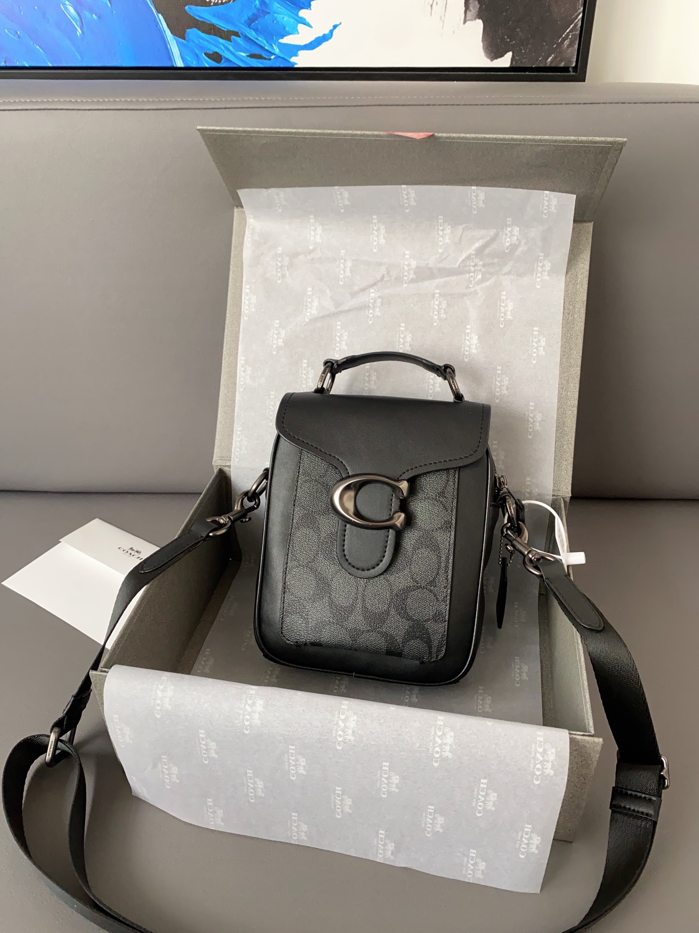 J5  Coach 蔻驰   Tabby酒神相机包 斜挎包 男女通用单肩包 经典Logo搭配原厂工艺材质 休闲百搭 采用精湛镶嵌细工，实物拍摄 原厂原版面料 配送小票 防尘袋 折叠礼盒 20 x 17 cm。