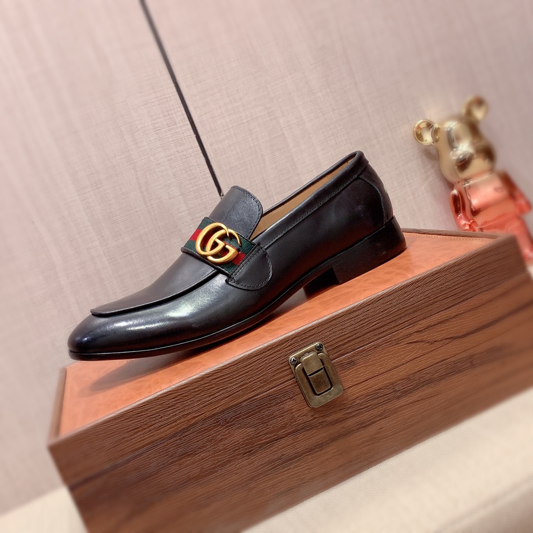 J0 皮鞋 Gucci  古奇   最新爆款休闲鞋，顶端品牌奢侈～代购，顶级～质量。专柜同卖产品鞋面選用进口透气牛皮材质透气牛皮内里精细做工。原版个性时尚柔软橡膠耐磨防滑大底，上脚轻巧舒适，实物拍摄實物更好看，广州码: 38-44。