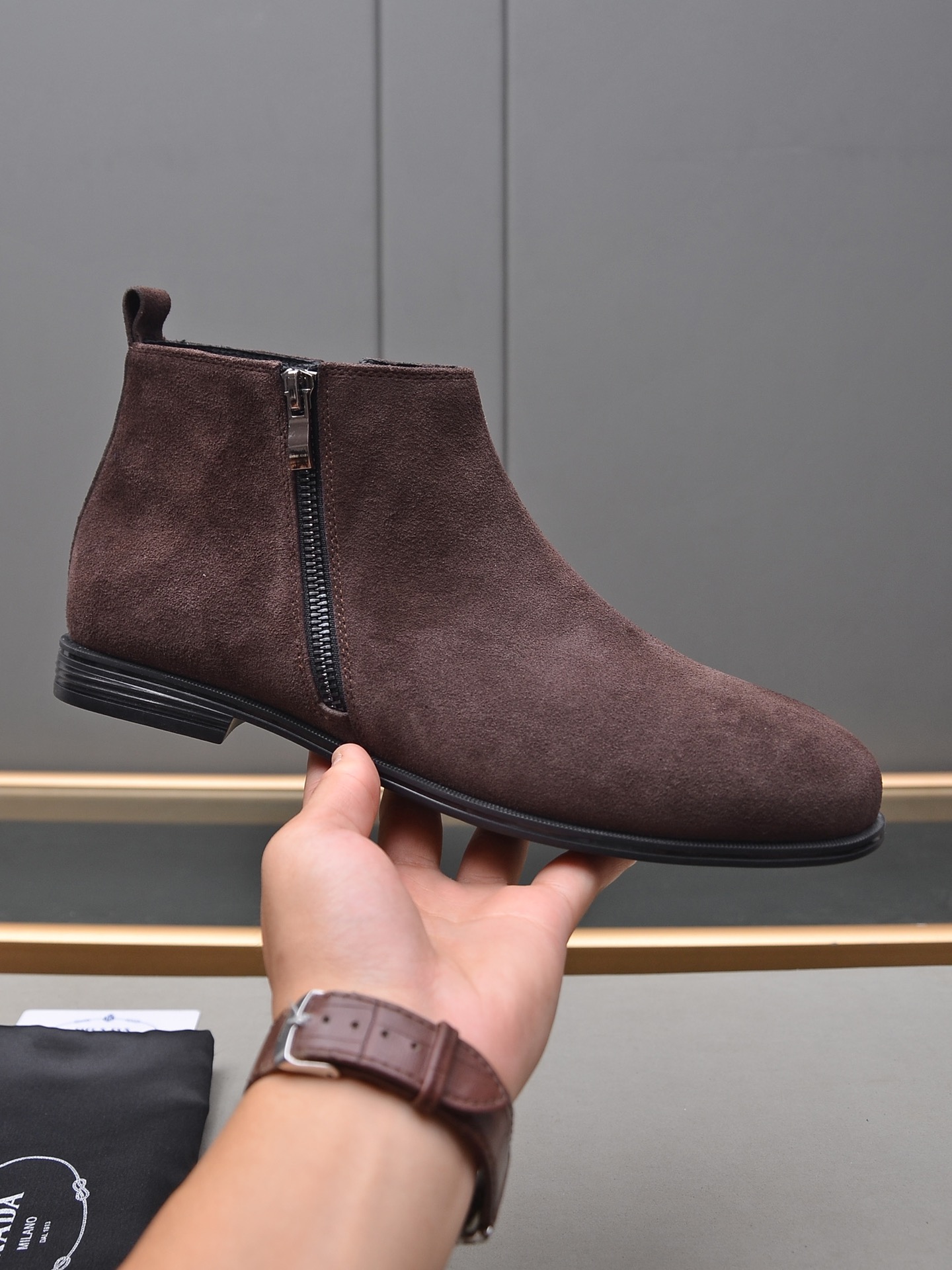 I5  Prada 普拉达 大气原版套楦型简约大气,成功男士首选 材质：进口顶级原版头层反绒牛皮+透气皮里里尊贵奢华.38 39 40 41 42 43 44 45定做