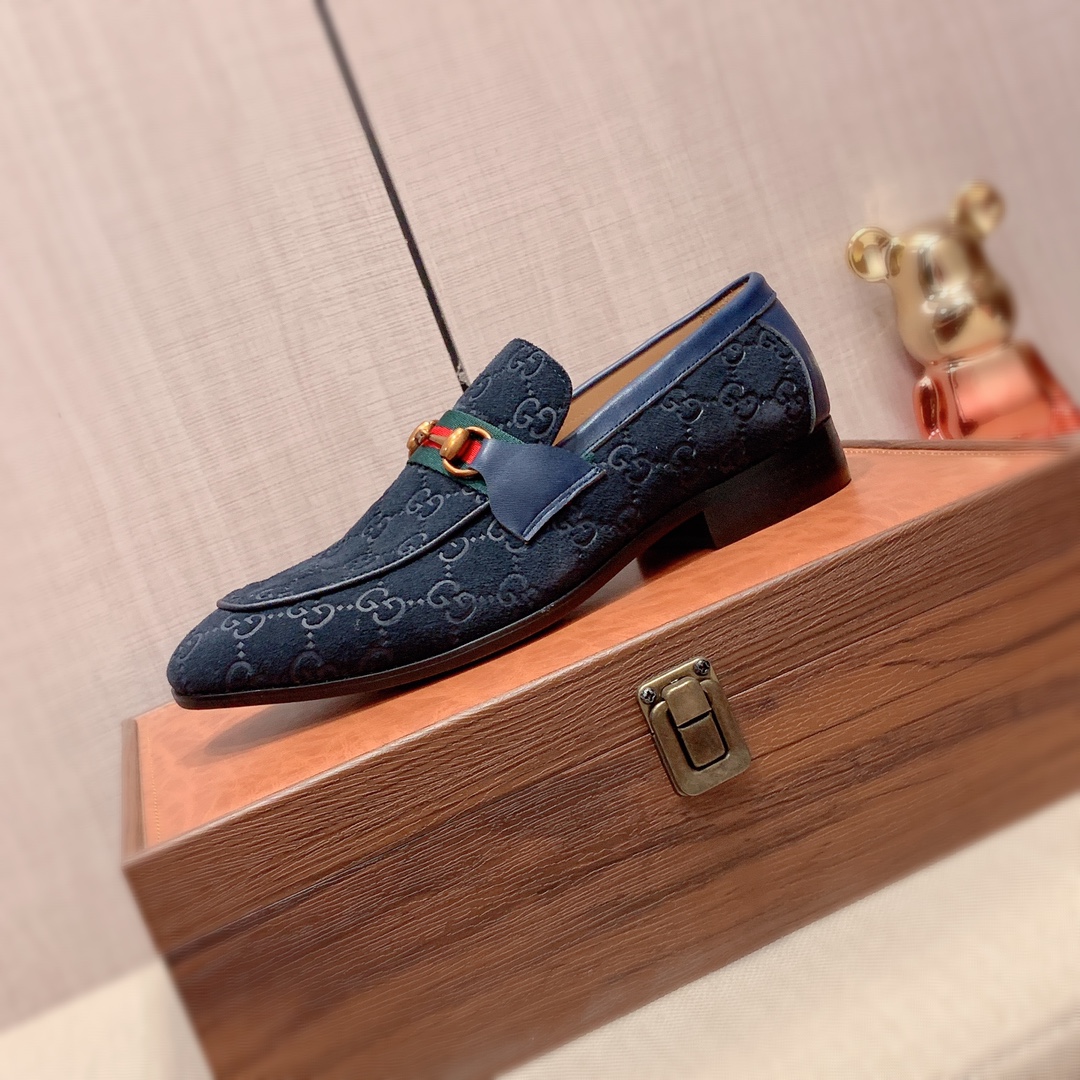 J0 皮鞋 Gucci  古奇   最新爆款休闲鞋，顶端品牌奢侈～代购，顶级～质量。专柜同卖产品鞋面選用进口透气磨砂压花材质透气牛皮内里精细做工。原版个性时尚柔软橡膠耐磨防滑大底，上脚轻巧舒适，实物拍摄實物更好看，广州码: 38-44。