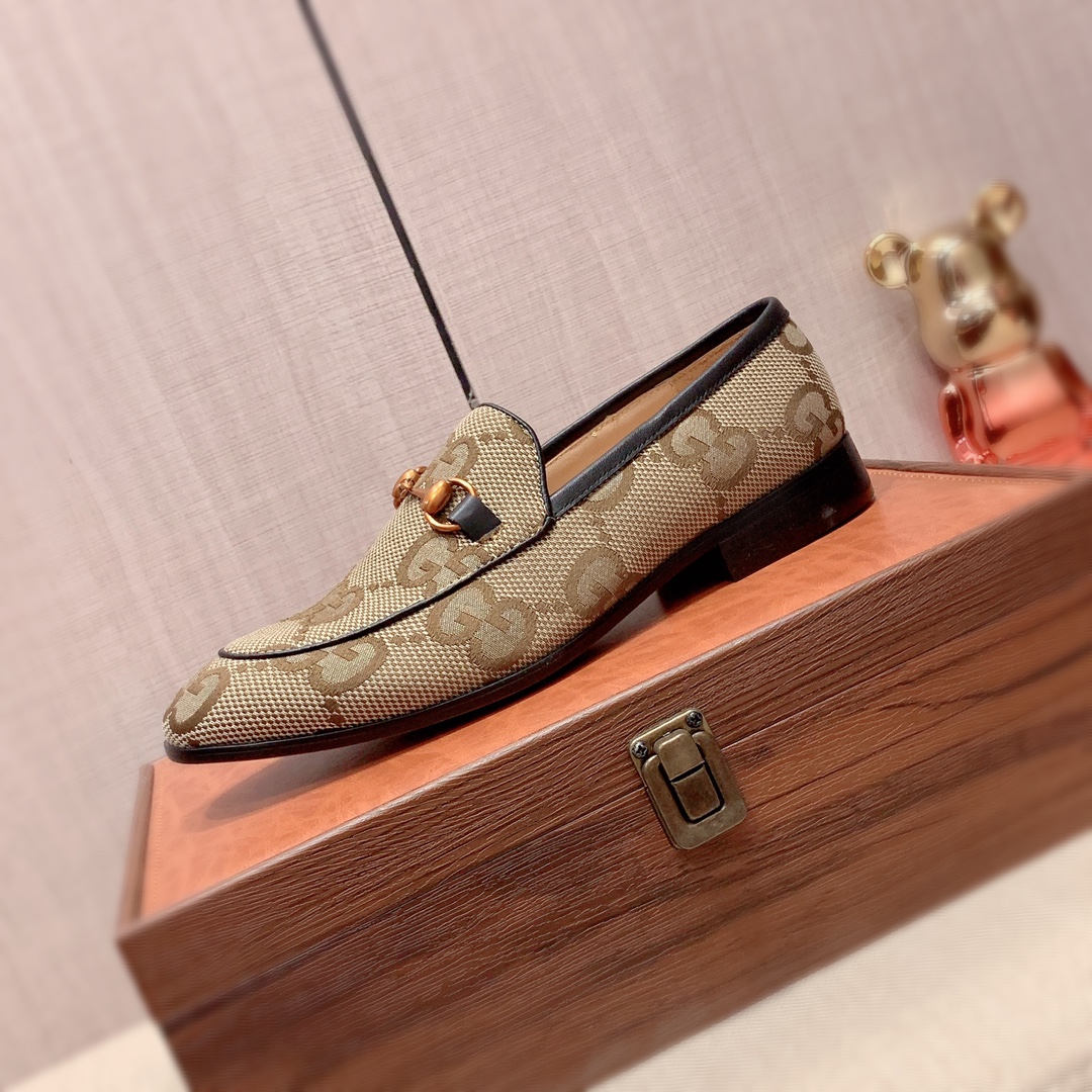 I5 皮鞋 Gucci  古奇   最新爆款休闲鞋，顶端品牌奢侈～代购，顶级～质量。专柜同卖产品鞋面選用进口透气品牌布材质透气牛皮内里精细做工。原版个性时尚柔软橡膠耐磨防滑大底，上脚轻巧舒适，实物拍摄實物更好看，广州码: 38-44。