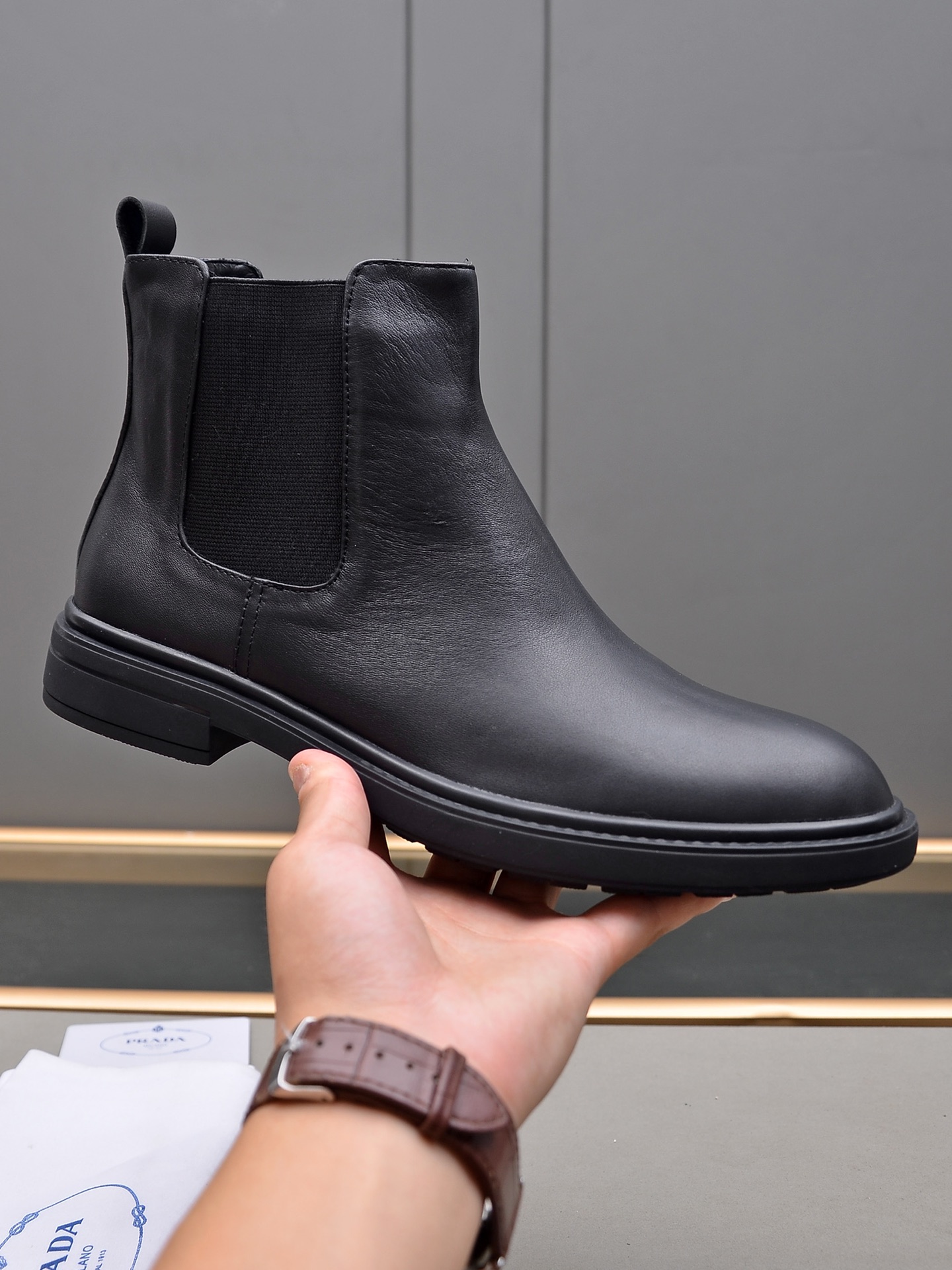 J0  Prada 普拉达 大气原版套楦型简约大气,成功男士首选 材质：进口顶级原版头层牛皮+透气皮里尊贵奢华.38 39 40 41 42 43 44 45定做