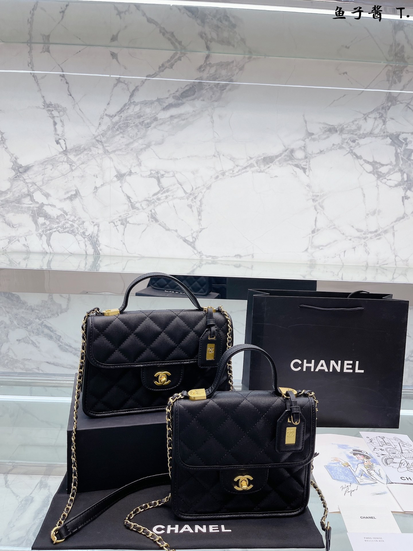 新品上架 哇~是美到炸裂的!!很精致,容量也超级力!手机纸巾卡 包唇膏绝无问题,精致得不行!而且.上身效果棒棒的,链子长度刚好,取东西 超方便 上身效果不错,不挑人，轻巧,容量大,肯定实用! 横款25 15 立款21 20cm 配折叠礼盒