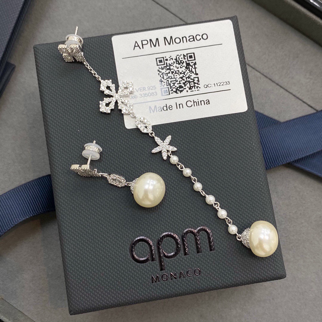 APM不对称十字型珍珠耳环手工微镶白色氧化锆石和淡水珍珠以这款镶饰了珍珠和白色的十字型耳环打造迷人的不对