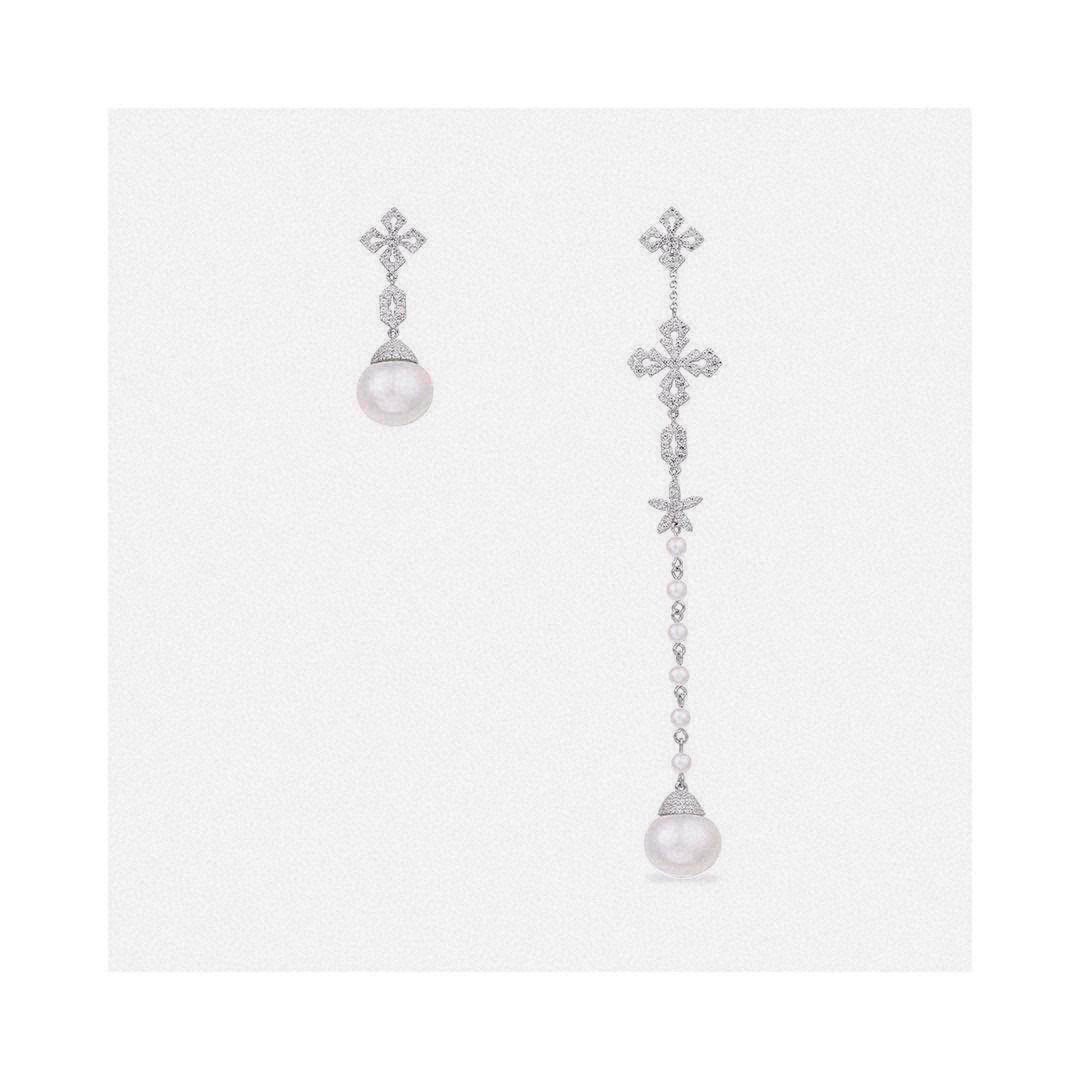 APM不对称十字型珍珠耳环手工微镶白色氧化锆石和淡水珍珠以这款镶饰了珍珠和白色的十字型耳环打造迷人的不对