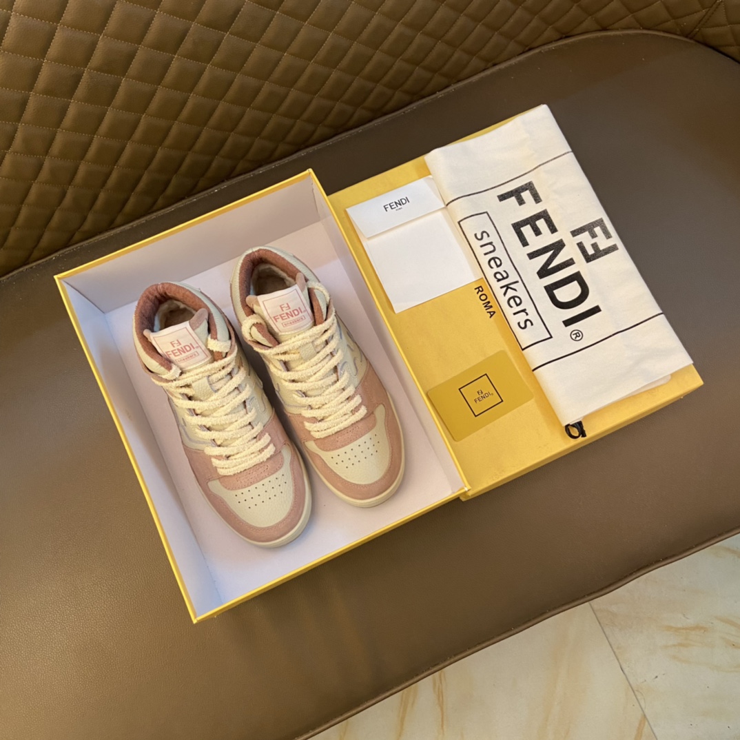 K5  Fendi 芬迪  意大利进口头层牛皮鞋面细腻厚实看得到头层水染羊皮内里鞋垫logo清晰、立体磨砂后跟原厂特供 Fendi 芬迪 大底户外司机驾车鞋 可随意进出专柜、码数Size：38-44 45码定制 白杏色 粉色 黑色 可选 供实体店长期补货