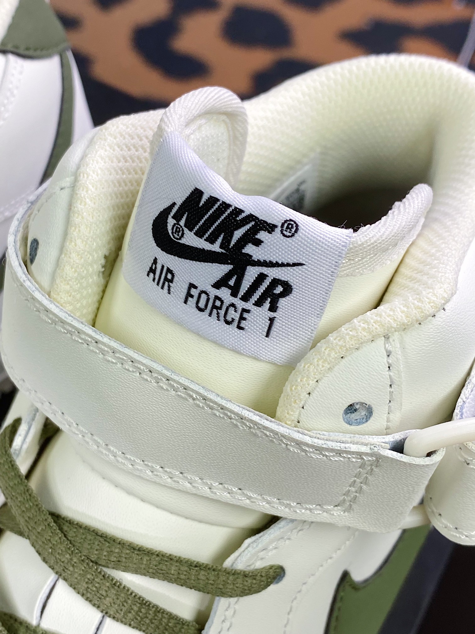 Air Force 1'07 Mid ”White/Olive Green” classic mid-top LZ6819-608