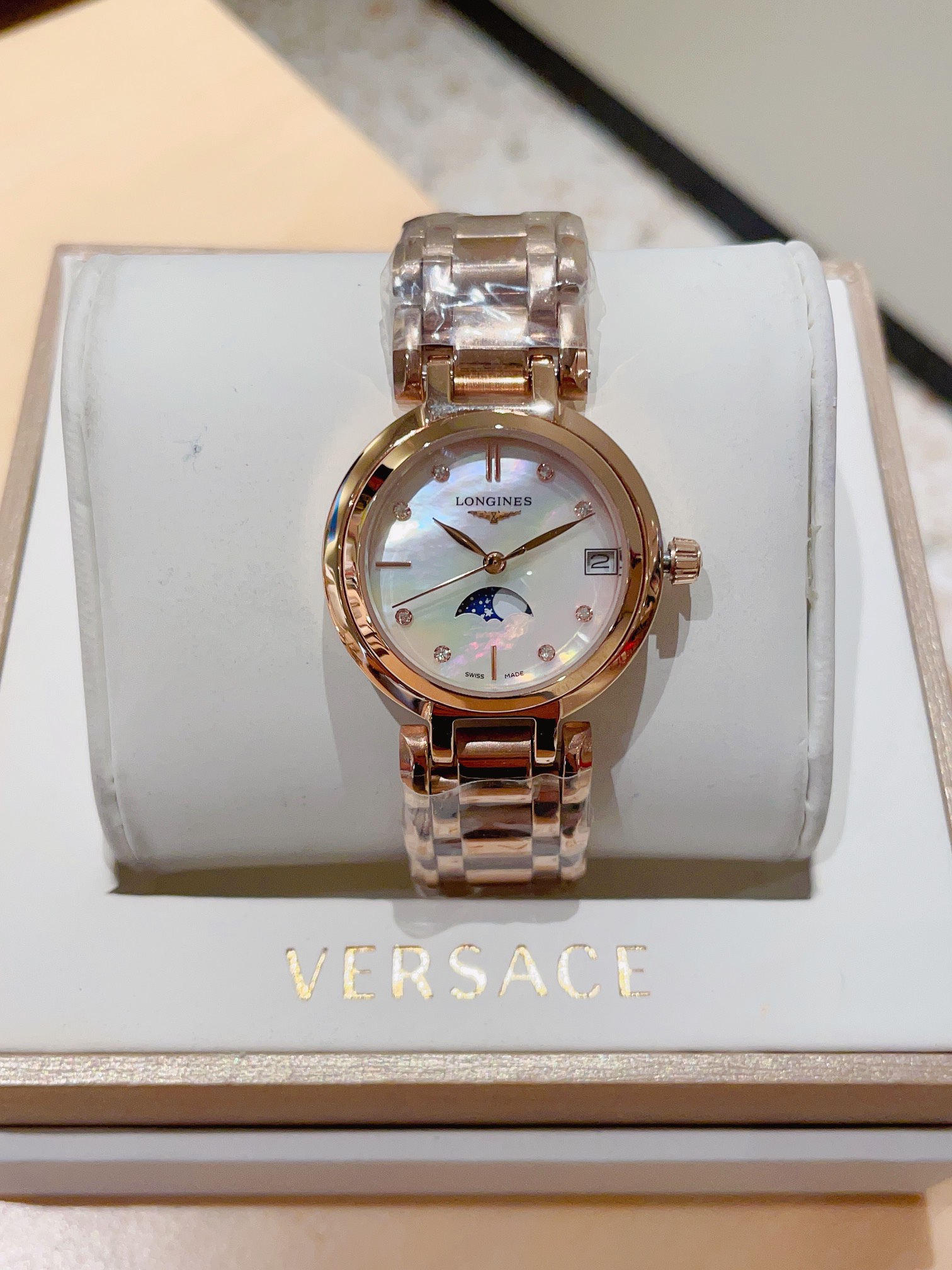 浪琴-LONGINES 爆款浪琴 心月系列石英表手表女简约气质! 💗 超高性价比、真月相💗机芯:进口石英机芯 走时准确玻璃:抗磨损合成双卜蓝宝石💎表壳:316精钢圆形、3件套表壳字面:罗马面、A级深海珍珠贝壳🐚 表带:精钢表链搭配原装三折式表扣. 👍 小牛皮表带表壳尺寸:宽度 30.5mm