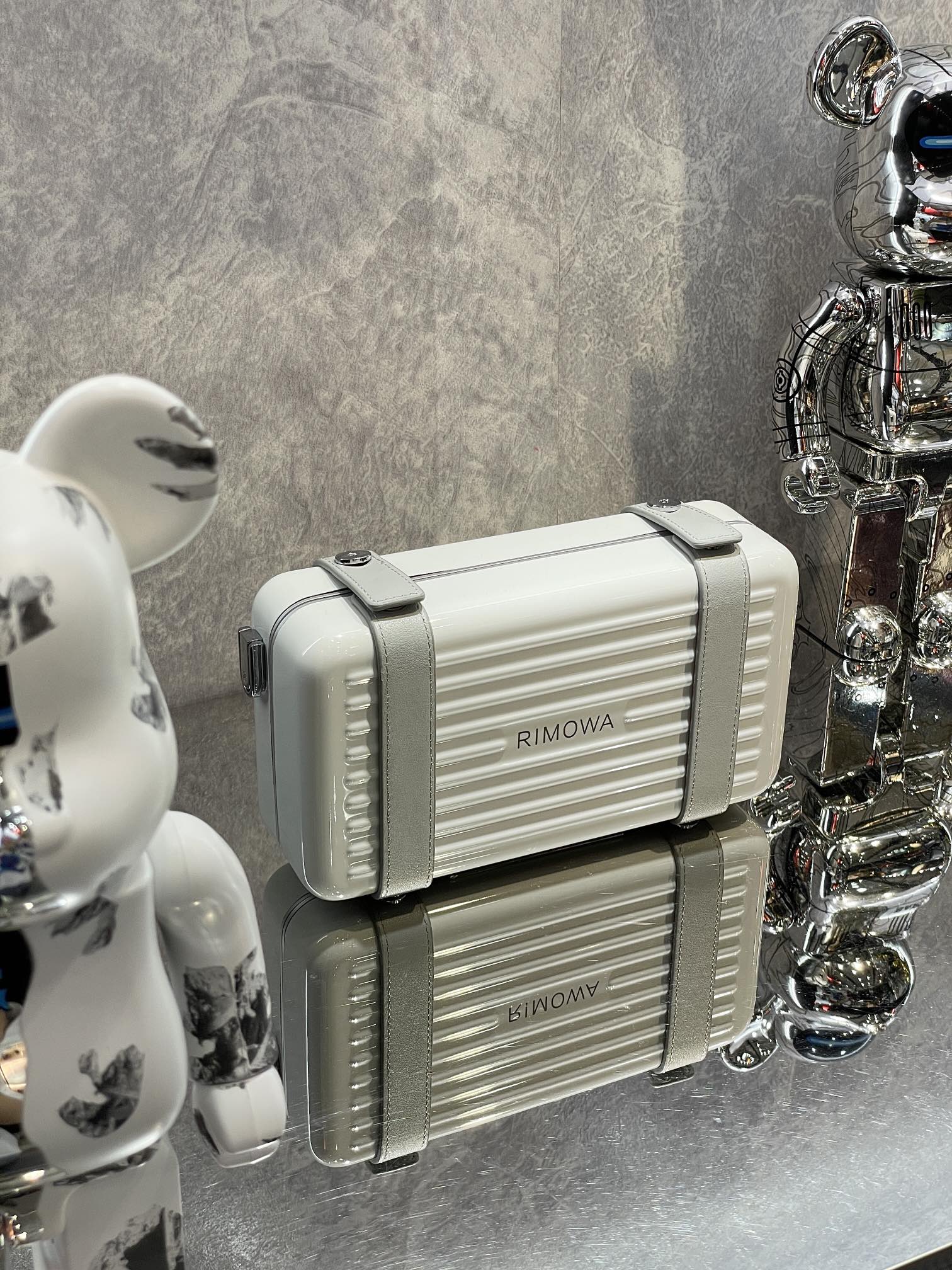 Fotos reales del bolso bandolera RIMOWA Personal 📷 Destaca por su diseño de carcasa dura de estilo unisex, fabricado e…