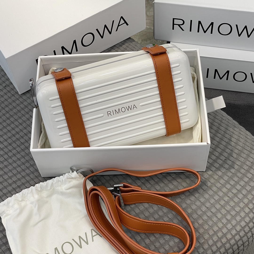 RIMOWA personal bolso bandolera plateado líneas fluidas naturales, añaden un toque elegante al look diario.