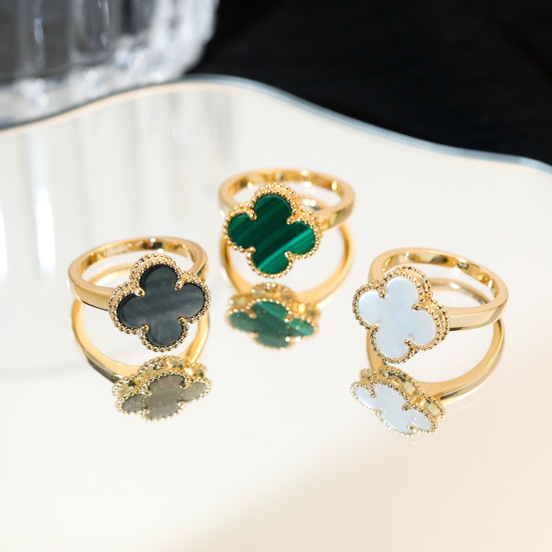 Van Cleef & Arpels vca四叶草戒指v金材质