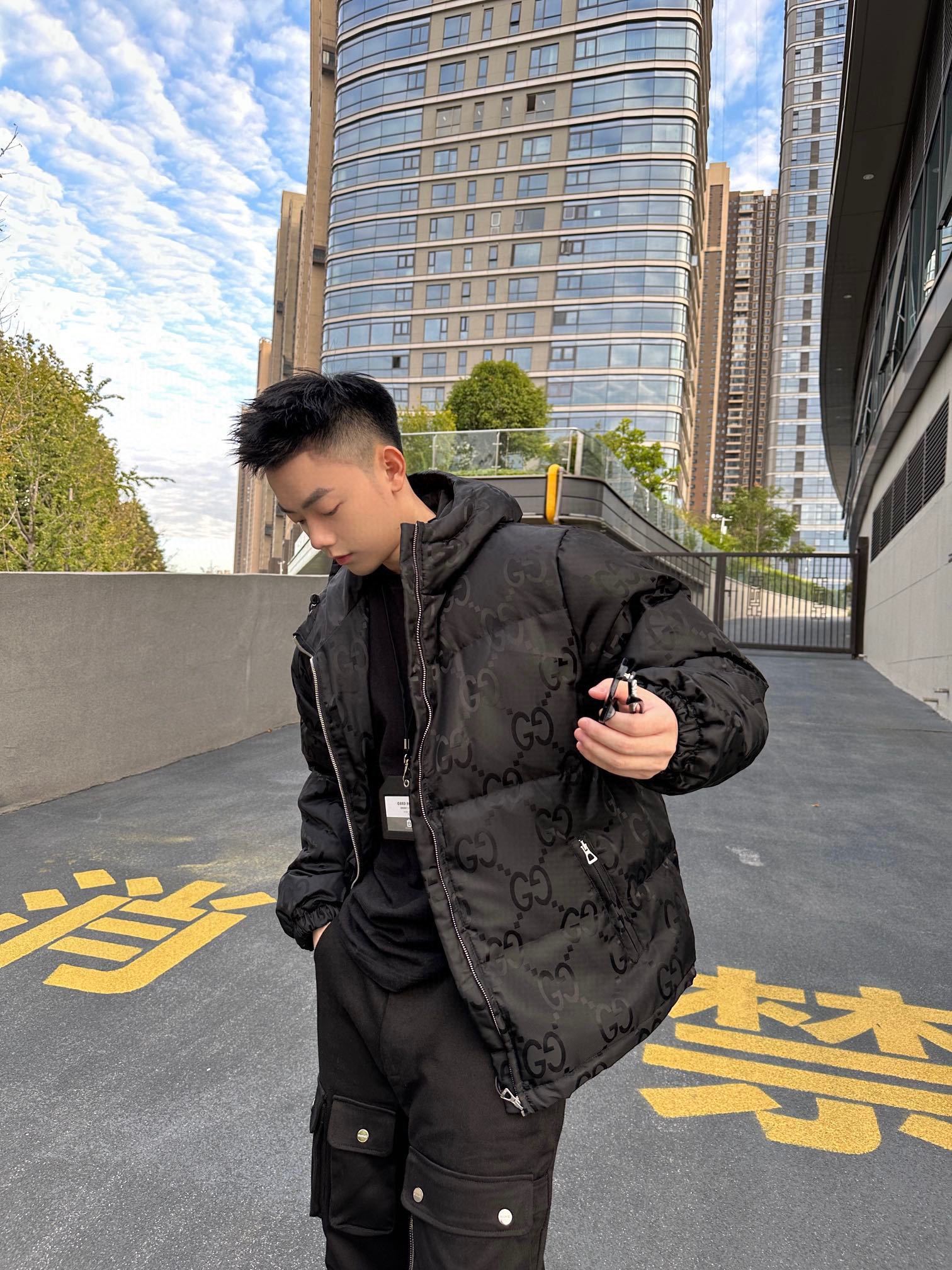 羽绒服-。 GUC黑武士黑客系列双G暗纹印花连帽羽绒服外套!客供再生尼龙面料制作,内里白鹅绒填充,给予温