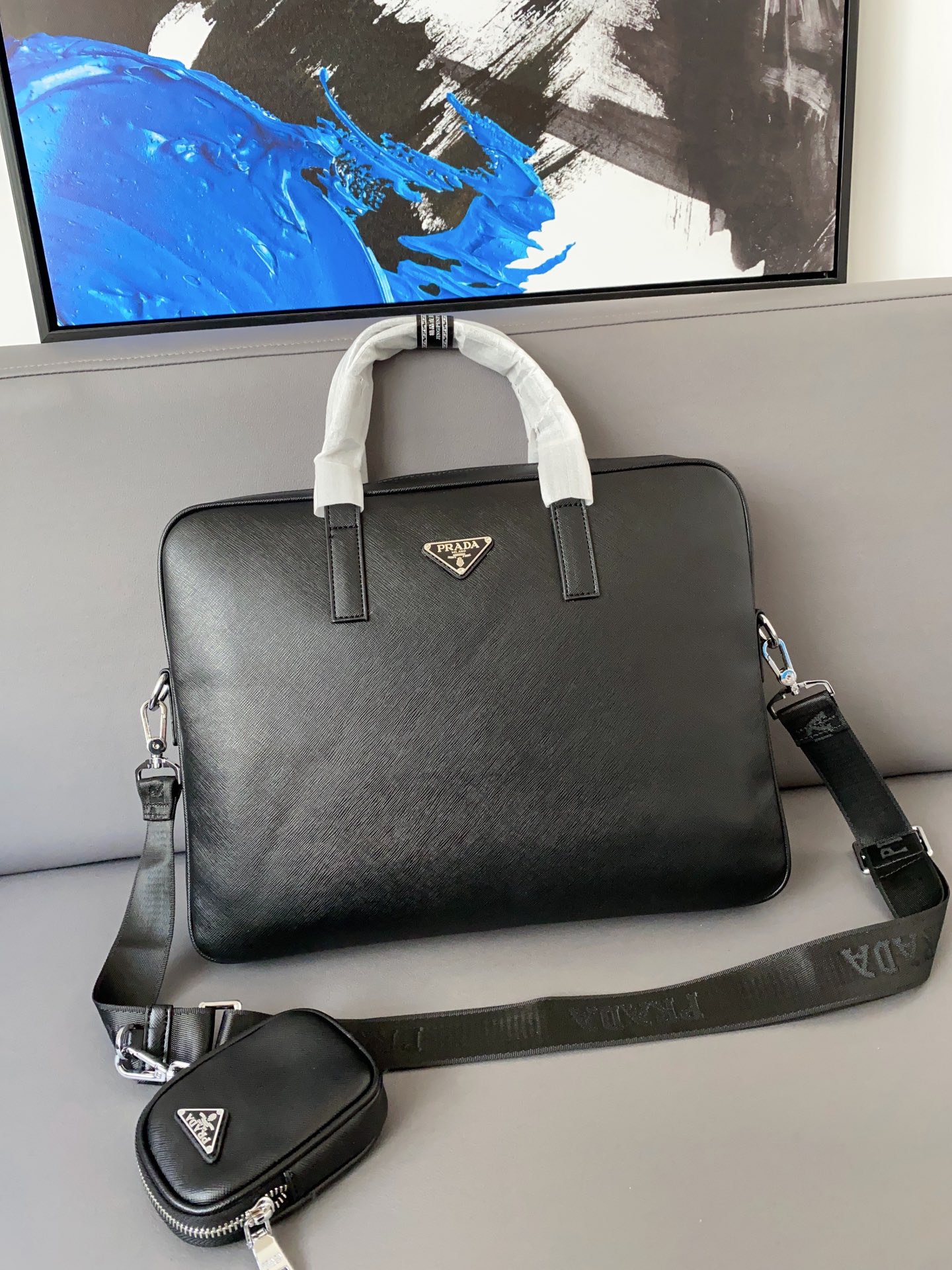 K5  普拉达 Prada  三角标二合一公文包 男士手提包 电脑包 背包 经典复刻设计 采用精湛镶嵌细工，实物拍摄 原厂原版面料 配送小票防尘布袋 38 x 28 cm。