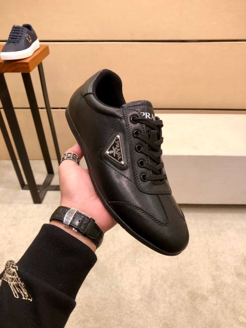 I5 Prada 普拉达 男鞋,休闲鞋,正规鞋厂出品,.它的作品结合了来自意大利的万种风情,非常有活力和创意,总给人强烈的视觉冲击专柜同步,做工可与专柜较量.鞋面牛皮,羊皮里,原厂大底、按原版调制的楦头不管上脚还是摆放都相当有吸引力,绝对百搭自留款〰〰.码数38~44