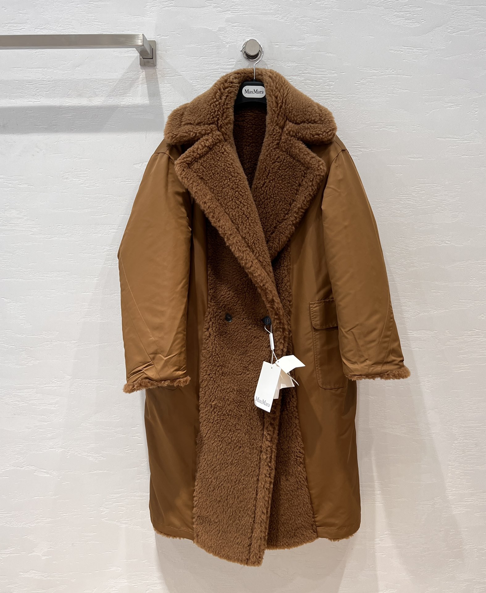 NO:931034,Hot selling recommendation: the market’s exclusive and highest version Max TeddyBear 70th Anniversary Edition “1951” reversible mid-length coat!  A coat that is popular among celebrity internet celebrities and ins bloggers!  The original five-digit version of the same style for men and women as a couple can be purchased with '1951' exquisite embroidery!  The large outline version has inherent advantages, and it is lazy and classy without being picky!  The Oversize silhouette is very tolerant to your figure, and the hem moves with your steps to highlight the aura of a queen!  The original customized version of the oversized airplane collar makes your face look smaller!  Japanese Bemberg lining, anti-snagging and anti-static, low-key luxury!  Original customized fabric imported 84 camel velvet, 12 mulberry silk, 4 camel hair!  Light as a cloud yet warm!  Natural horn buckle!  Crystal clear and more precious!  Perfect workmanship depends on the details, complete with three-standard dust-proof bag packaging!  Classic color19860909爆单推荐市场独家最高版本Max TeddyBear70周年纪念版 “1951”两面穿廓形中长款大衣！各路明星网红ins博主热衷的一款大衣！男女同款情侣款原版五位数购入开版“1951”精致刺绣！大轮廓的版型,有着与生俱来的优势,慵懒有范儿不挑人！Over size大廓形对身材包容性极大,衣摆随步伐而动凸显女王气场！原版定制版型超大飞机领,显得脸更小！日本宾霸里布,防勾丝防静电,低调中的奢华！原版定制面料进口84骆驼绒12桑蚕丝4骆驼毛！轻如云朵又保暖！天然牛角扣！晶莹透亮更加珍贵！完美做工品质看细节,三标齐全防尘袋包装！经典色XS/S/M S码胸围122,落肩袖长71,衣长108,麦丝玛拉-服装,,Women's clothing