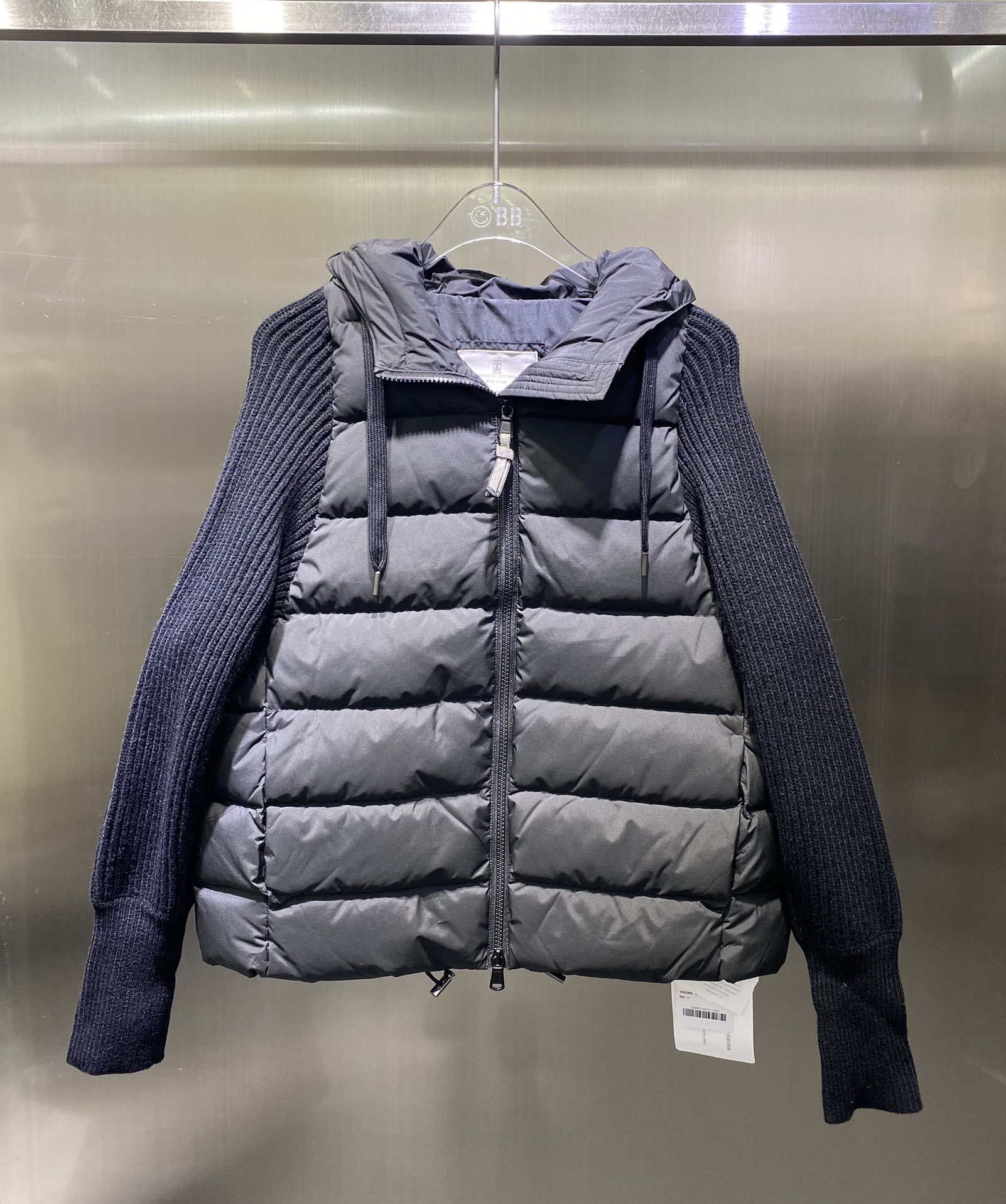 NO:696906,Comes with dust bag BC 22 autumn and winter Cashmere blended knitted spliced ​​down jacket Popular series Hooded bread silkworm-shaped design The upper body is slim but not unflattering White goose down filled body The sleeves are made of wool + cashmere knitted splicing Lightweight and warm without being bulky Casual hooded and simple atmosphere Very practical yet not outdated style YB custom-made beadlay hardware Three colors and three codes Delivered dust bag SML,,down jacket,hats,19860909配防尘袋BC 22秋冬 羊绒混纺针织拼接羽绒服 爆款的系列 连帽面包蚕型设计 上身显瘦又不挑人 白鹅绒填充衣身 袖子采用羊毛+山羊绒针织拼接 轻便保暖不臃肿 休闲连帽简约大气 非常实穿又不过时的款式 YB定制的珠拉琏五金 三色三码 配送防尘袋 SML,,down jacket,hats,,Women's clothing