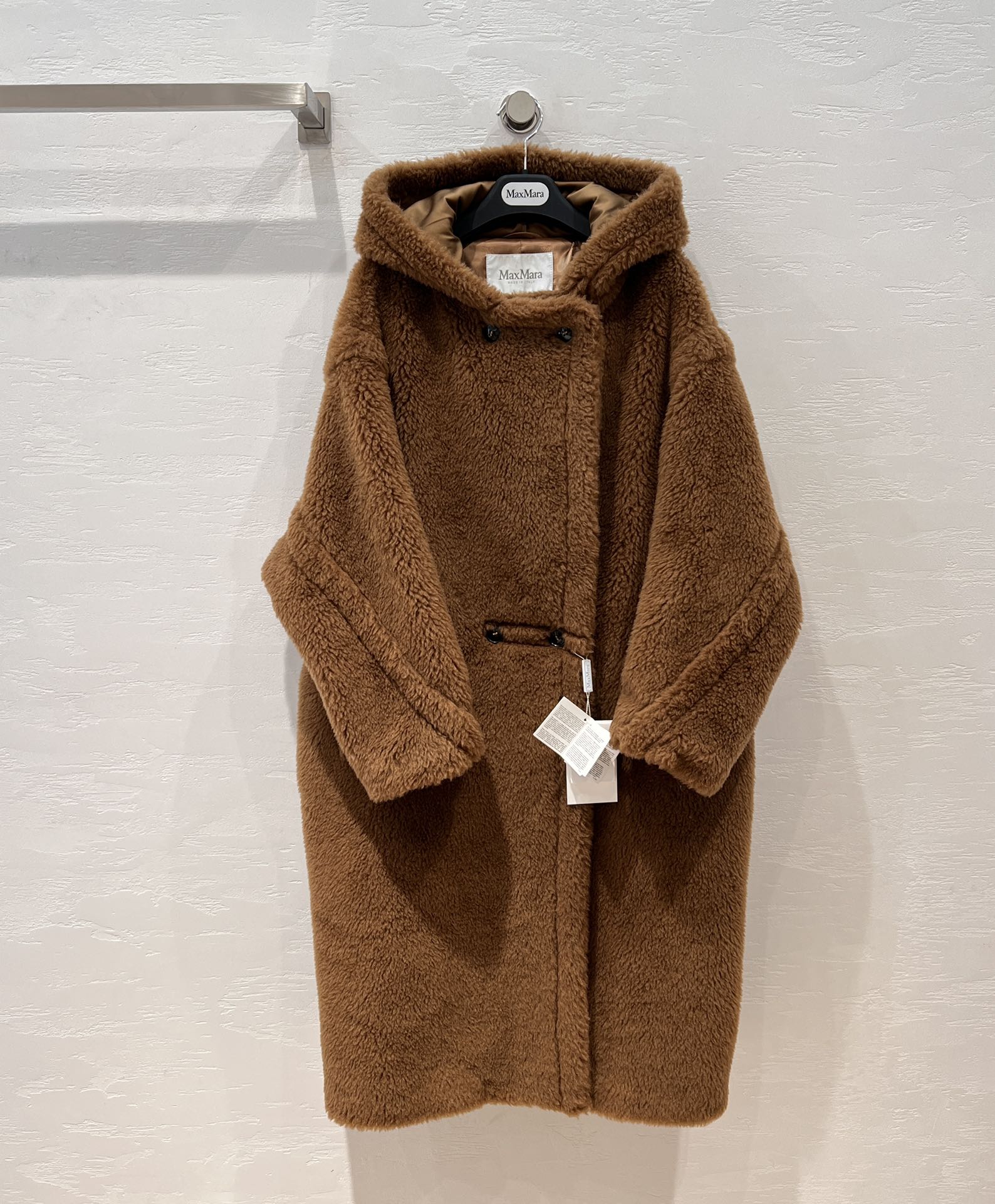 NO:931044,Hot selling recommendation: The market's exclusive and highest version of Max TeddyBear, the same model as Jiang Shu and movie stars, catwalk style hooded silhouette mid-length coat!  A coat that is popular among celebrity internet celebrities and ins bloggers!  The original couple's model for men and women can be bought for five figures. The open version has a hood and a large outline. It has inherent advantages. It is lazy and classy and does not choose anyone!  The oversize silhouette is very tolerant to your figure, and the hem moves with your steps, adding to your cuteness. At the same time, you will forget the warmth and security that only Max can give you!  Original customized version!  Japanese Bemberg lining, anti-snagging and anti-static, low-key luxury!  Original customized fabric imported 84 camel velvet, 12 mulberry silk, 4 camel hair!  Light as a cloud yet warm!  Natural horn buckle!  Crystal clear and more precious!  Perfect workmanship depends on the details, complete with three-standard dust-proof bag packaging!  Classic color19860909爆单推荐市场独家最高版本Max TeddyBear江疏影明星同款 走秀款连帽廓形中长款大衣！各路明星网红ins博主热衷的一款大衣！男女同款情侣款原版五位数购入开版连帽大轮廓的版型,有着与生俱来的优势,慵懒有范儿不挑人！Over size大廓形对身材包容性极大,衣摆随步伐而动增加了可爱的同时会忘记的是只有Max才能给你的温暖和安全感！原版定制版型！日本宾霸里布,防勾丝防静电,低调中的奢华！原版定制面料进口84骆驼绒12桑蚕丝4骆驼毛！轻如云朵又保暖！天然牛角扣！晶莹透亮更加珍贵！完美做工品质看细节,三标齐全防尘袋包装！经典色XS/S/M S码胸围140,落肩袖长70,衣长110.,麦丝玛拉-服装,hats,,Women's clothing