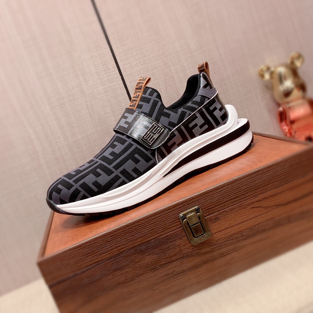 I5 Fendi 芬迪  最新爆款休闲鞋,顶端品牌奢侈～代购,顶级～质量.专柜同卖产品鞋面選用进口透气布面料材质透气羊皮内里精细做工.原版个性时尚柔软橡膠耐磨防滑大底,上脚轻巧舒适,实物拍摄實物更好看,139广州码: 38-44.2色入选