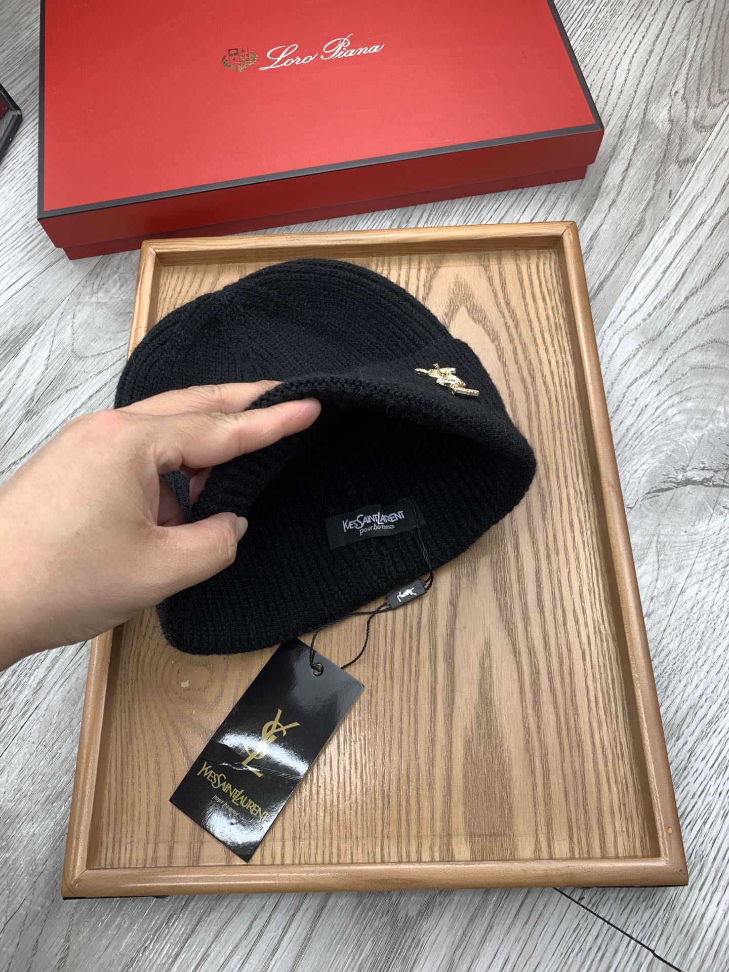 。YSL。福利！【细毛线针织单帽】新款上架，特别实惠的一个系列帽子，面料：细毛线。密度紧致！毛线针织面料