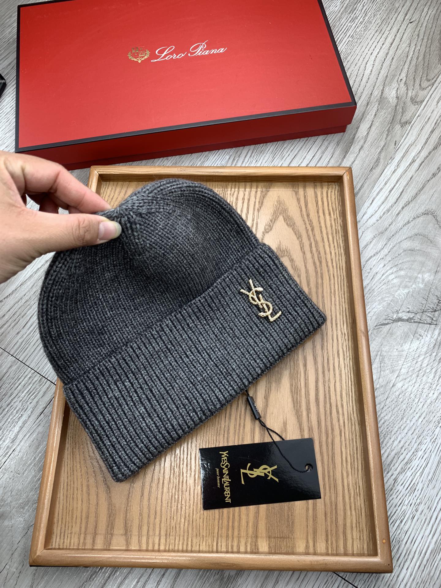 。YSL。福利！【细毛线针织单帽】新款上架，特别实惠的一个系列帽子，面料：细毛线。密度紧致！毛线针织面料