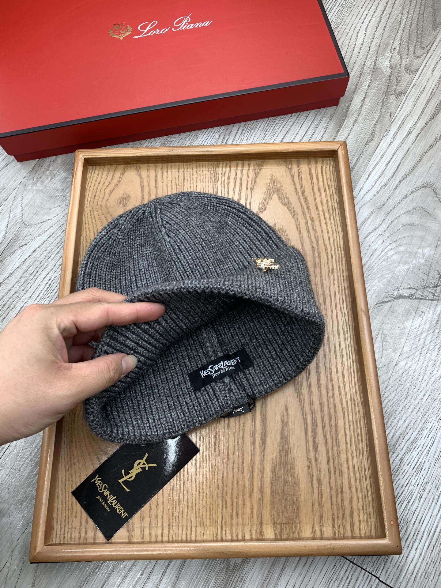 。YSL。福利！【细毛线针织单帽】新款上架，特别实惠的一个系列帽子，面料：细毛线。密度紧致！毛线针织面料