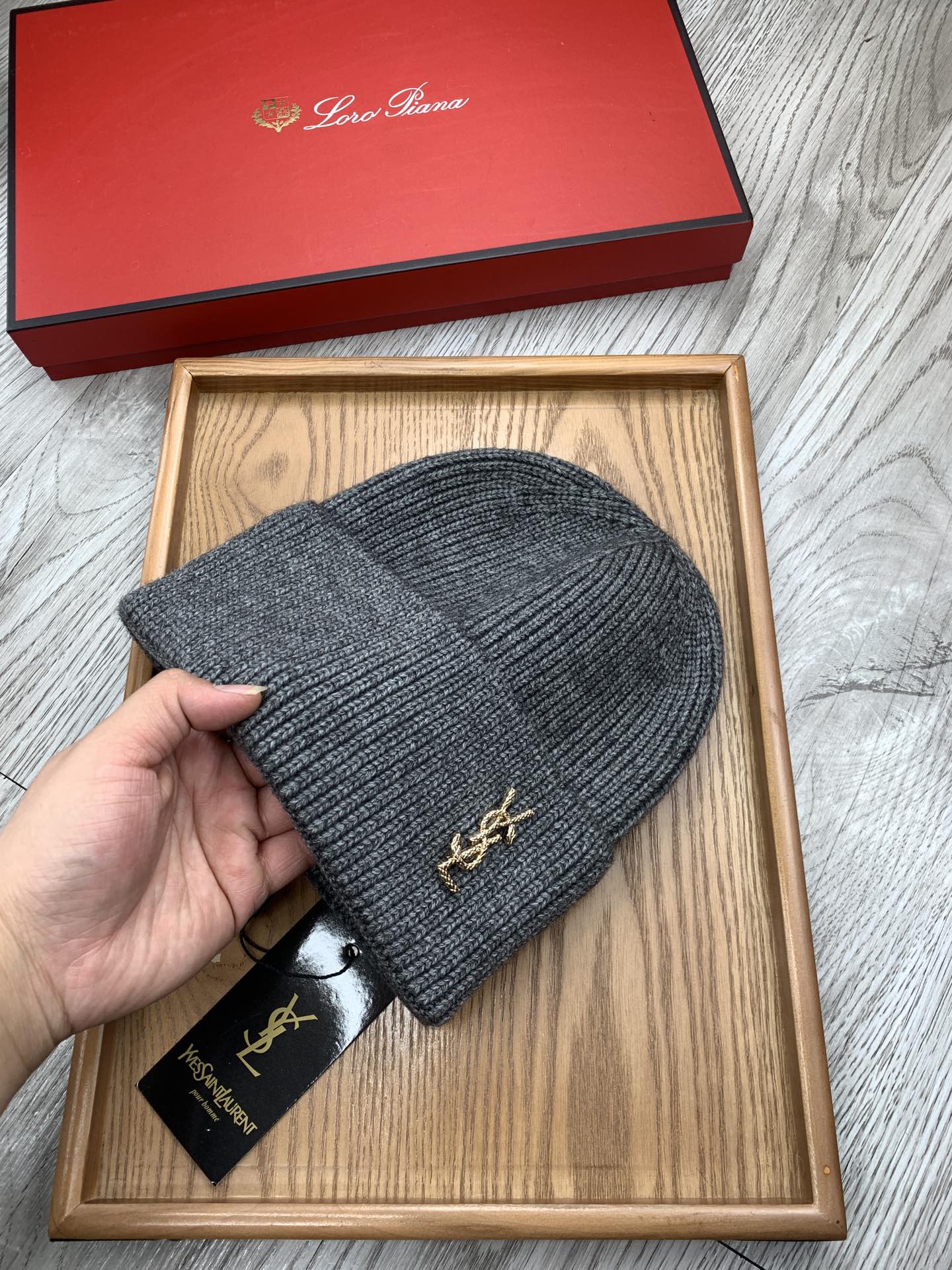 。YSL。福利！【细毛线针织单帽】新款上架，特别实惠的一个系列帽子，面料：细毛线。密度紧致！毛线针织面料