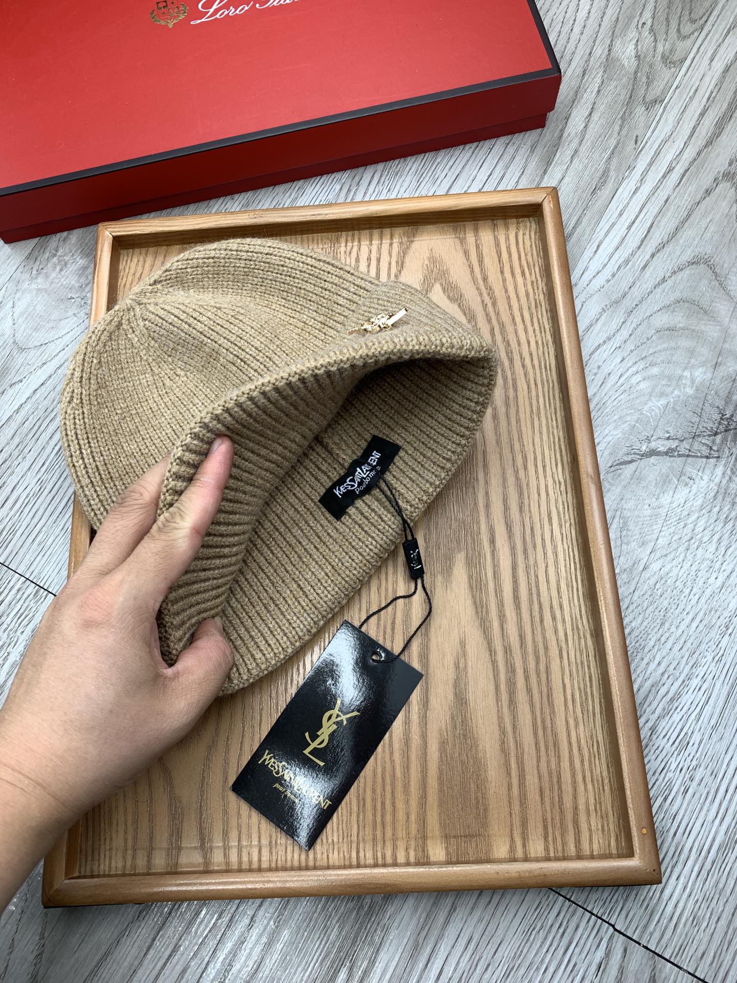 。YSL。福利！【细毛线针织单帽】新款上架，特别实惠的一个系列帽子，面料：细毛线。密度紧致！毛线针织面料