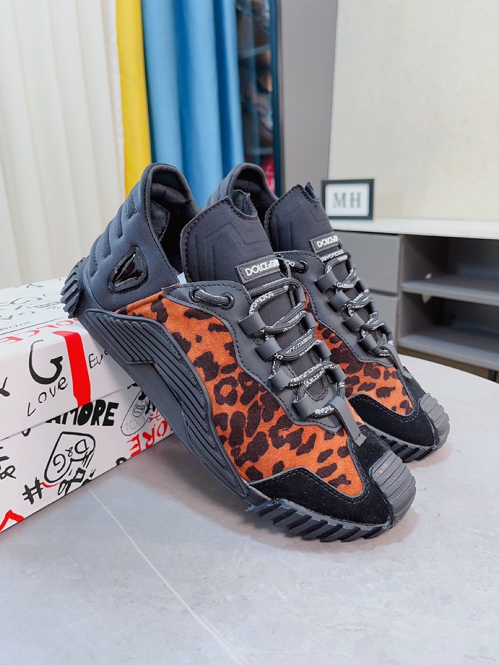 I5 DOLCE&GABBANA杜嘉班纳～高品质. 低帮休闲、众多明星至爱,采用高端进口多种材料工拼接真皮垫脚,简约大气,完美诠释鞋履最新灵感,经典与时尚融为一体 奢华迷梦 驾凌时尚 ,户外出行轻便透气 高端品质 值得信赖 ,码数38-45