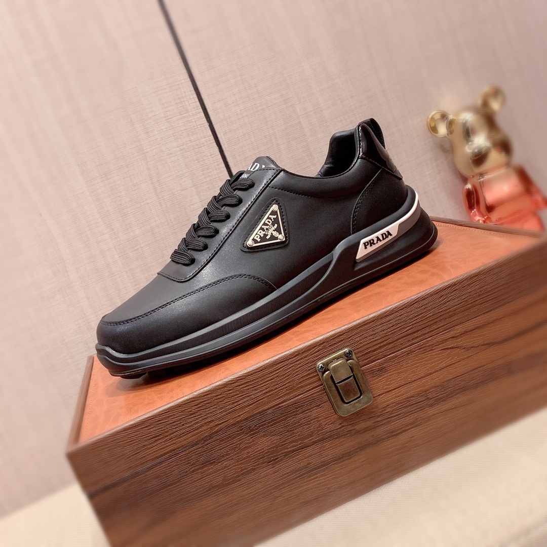 I5  Prada 普拉达 最新爆款休闲鞋,顶端品牌奢侈～代购,顶级～质量.专柜同卖产品鞋面選用进口透气牛皮搭配磨砂面料材质透气羊皮内里精细做工.原版个性时尚柔软橡膠耐磨防滑大底,上脚轻巧舒适,实物拍摄實物更好看,031广州码: 38-44.5色入选