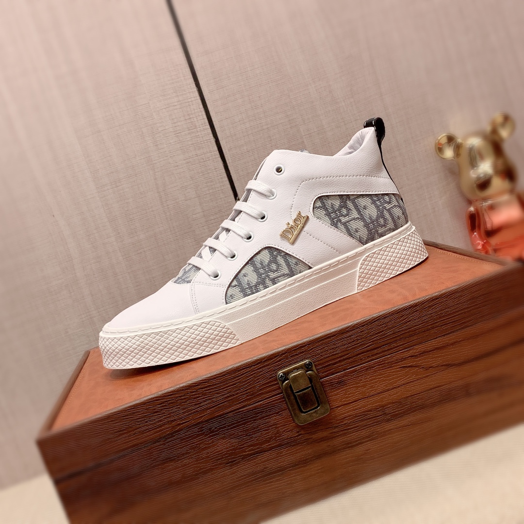 I5 高帮迪奥 Dior  最新爆款休闲鞋,顶端品牌奢侈～代购,顶级～质量.专柜同卖产品鞋面選用进口透气牛皮搭配织布面料材质透气羊皮内里精细做工.原版个性时尚柔软橡膠耐磨防滑大底,上脚轻巧舒适,实物拍摄實物更好看,a广州码: 38-44.2色可选