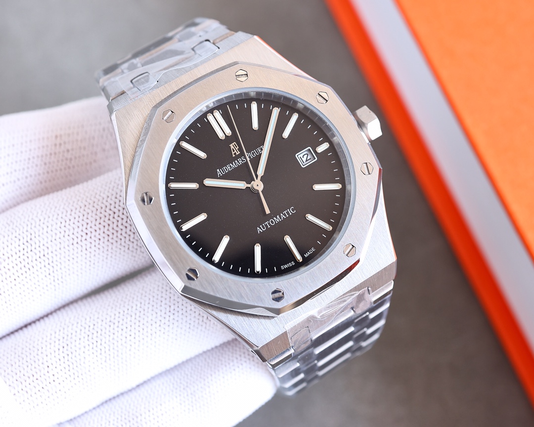 💰580
AP爱彼Audemars Piguet
全新表盘设计拉丝工艺与表壳表带浑然一体 超级夜光 指针 刻度

1⃣️壳套内非置胶圈机芯罩完美演绎钢王美誉
     圈口8个螺丝处理也非常精细 棱角分明
2⃣️玻璃采用蓝宝石镜面加超强增透
3⃣️机芯采用西铁城8215
4⃣️钢带无论从弧度或拉丝处理效果都无可挑剔
5⃣️表扣处理一按一弹，每个扣都经过严格QC