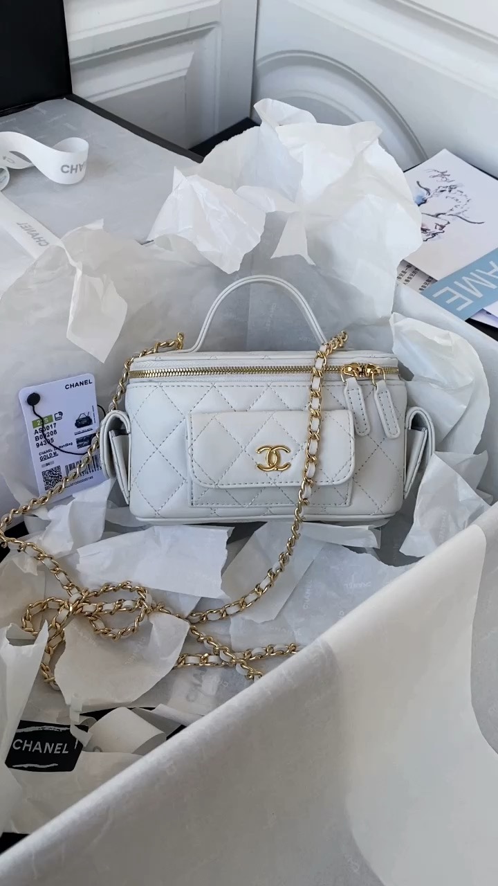 [Chanel Women