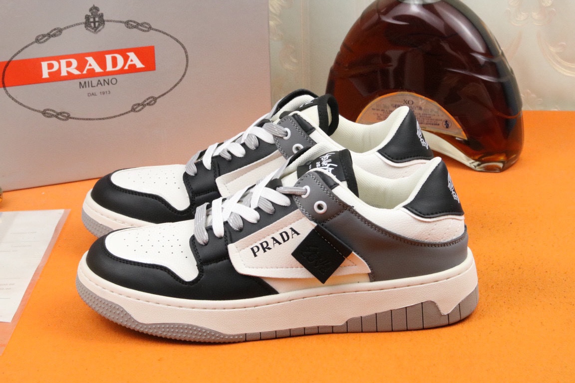 I5 高品质Prada 普拉达 上市著名奢侈品牌,专柜同步更新,意大利男鞋时尚杂志季刊封面主推款鞋面采用意大利进口头层牛皮,舒适透气内里.原板橡胶大底,上脚舒适有型. 细节无可挑剔.码数38-44