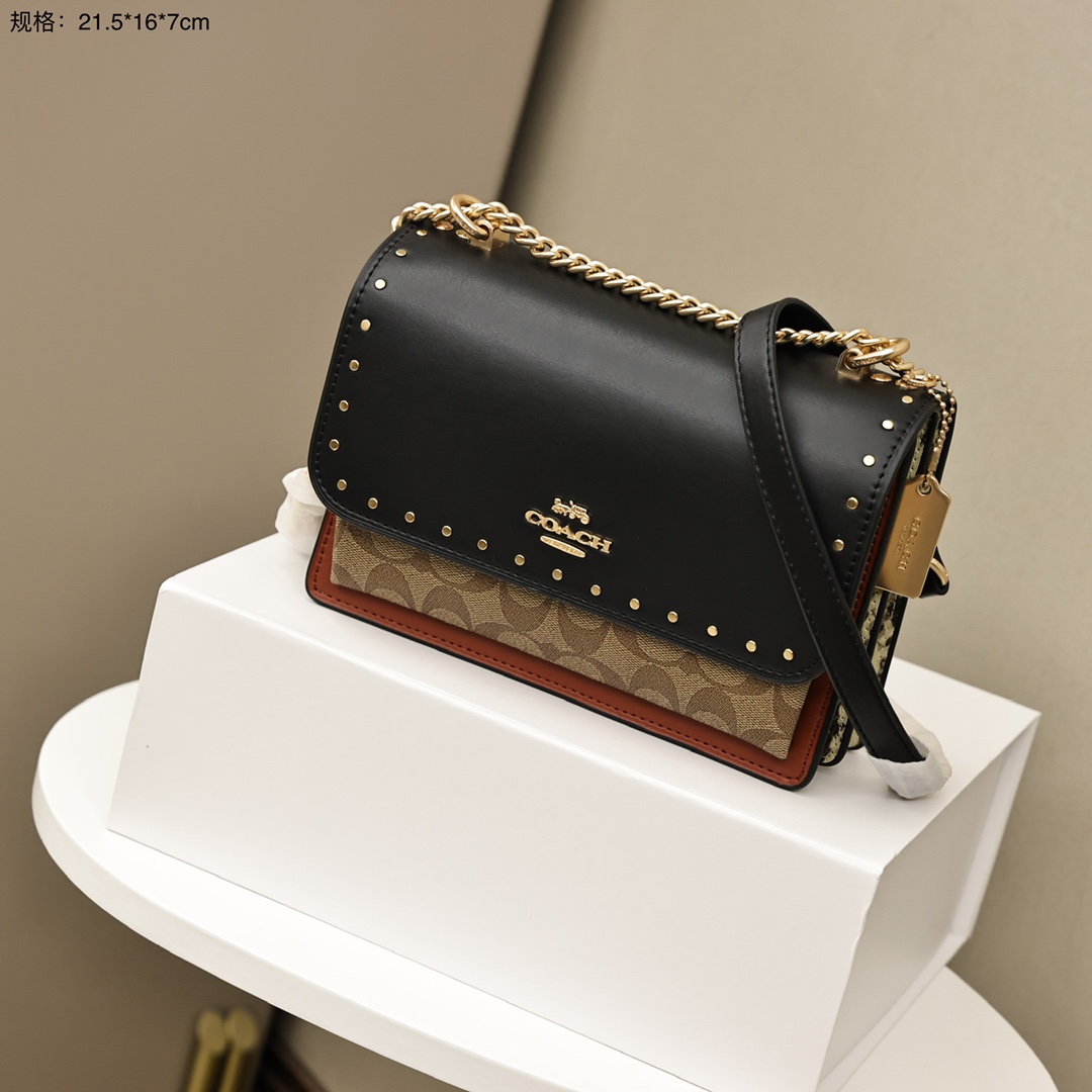 蔻驰风琴包💰300(顶级原单)
可盐可甜的Klare,可以说是蔻驰开挂的一款,拼色设计自蒂高级感,斜挎 单肩 流浪包的背法都可以,隔层多收纳方便,日常通勤 逛街 出门玩都没问题。
规格:21.5*16*7cm