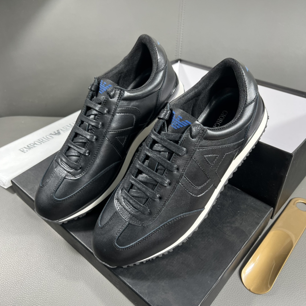 J0  Armani 阿玛尼 官网最休闲时尚男鞋,爆款版型简洁大气,潮男专属.独有的官网最新品牌元素元素原版装饰,时尚又大方,面料原版牛皮透气内里,官网指定耐磨休闲大底,专柜经典款实物拍摄38-44,