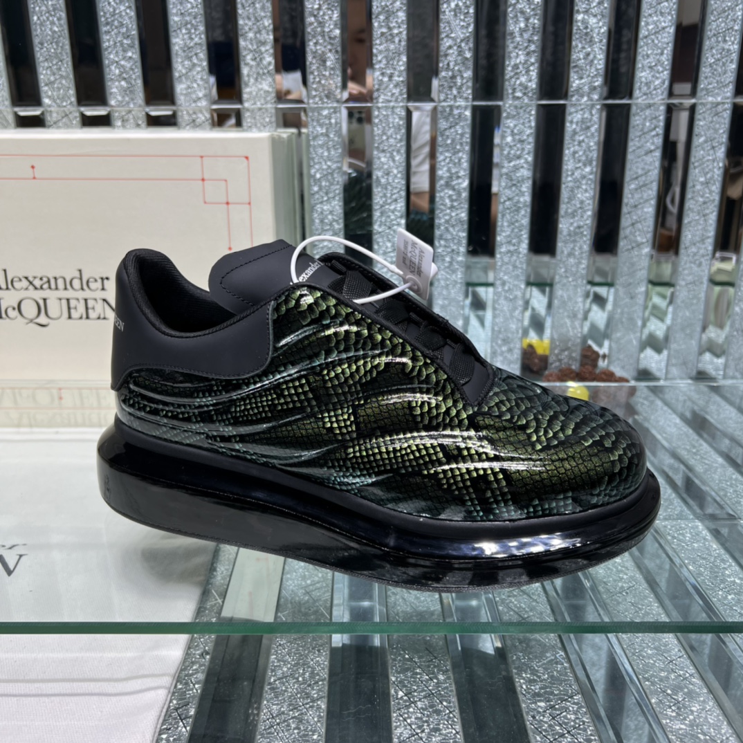 K5 Alexander McQUEEN水晶气垫底最高品质回归, Alexander McQueen 麦昆 新标升级版 2022年升级版,Alexander McQUEEN这款爆款厚底运动鞋,各大网红、明星袁珊珊,杨幂,街拍纷纷穿上秀,鞋底原版开膜,Pu+橡胶—设计上减轻重量,又耐磨,犹如气垫船鞋底超好的弹力和舒适,而且鞋底是原标的新版Logo.面料：原版进口材料,女款35一40男款38-45