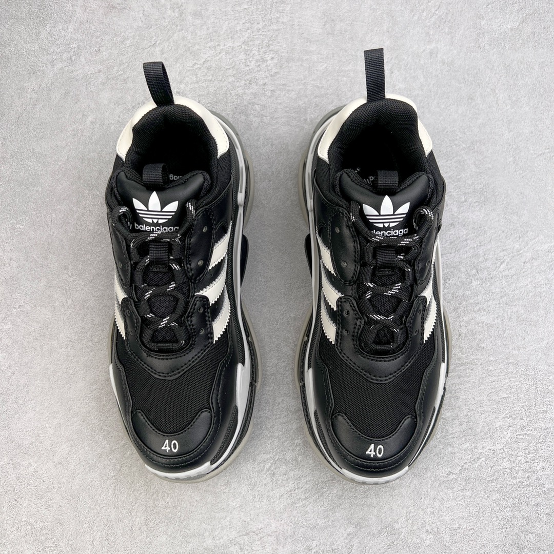 图片[2]-💰320 ＃VG零售版 Adidas x Balenciaga Triple S Sneaker 巴黎世家联名复古厚底增高运动老爹鞋 全鞋在设计上以皮革、网眼构成鞋面主体 搭配Three Stripes、鞋跟贴片、鞋腰品牌徽标与中底连接处的护板形成对比 在鞋底处亦能看到从阿迪达斯运动鞋汲取灵感的动态纹理 全套原纸板楦头开发 最原汁原味的灵魂版型 全鞋荧光划线卡点 胶水把控整洁度追求极致完美 每一双都是工艺品 多重QC质检 超越公司货的品控标准 实实在在的免检产品 原盒原配 正确字体电绣 粗细、位置、大小正确 侧边TPU 透气孔匹配意产原版 正确分离大底 TPU软底 原版一致大底LOGO 立体感十足 原厂皮料水洗做旧 采购原厂网纱 正常尺码 尺码：35 36 37 38 39 40 41 42 43 44 45 46 编码：by3936090-运动鞋