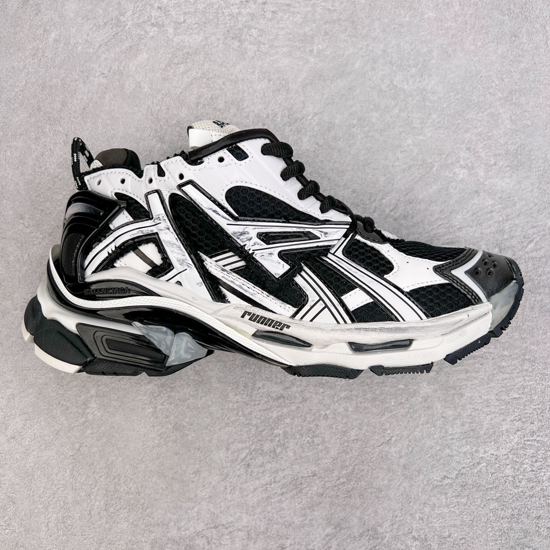 💰460 ＃VG零售版 BALENCIAGA Runner Sneaker 巴黎世家七代慢跑系列低帮复古野跑潮流运动鞋老爹鞋 尼龙和网布材质 磨损效果 鞋头边缘印有尺码 背面浮印尺码 外侧印有跑者徽标 鞋舌刺绣 Balenciaga 品牌标识 鞋跟背面 Balenciaga品牌标识 材质采用65%聚氨酯、35%聚酯纤维 全新 Runner 鞋型轮廓借鉴于 2000 年初的复古线条 搭载大网眼面料制成鞋面基础，由粉色、白色尼龍与橡胶质地覆盖鞋面诠释线条感 当中透过几道手缝线与折损痕更是精准的掌握历经时间淬炼的破旧痕迹 延续其手法至鞋领、鞋跟、鞋带、中底等部分均饰有破损及脏污之貌 尤其是鞋领处与鞋带孔眼条更是采用不规则做旧技术将内容物泡棉随机露出 尺码：35 36 37 38 39 40 41 42 43 44 45 46 编码：by5936030-运动鞋