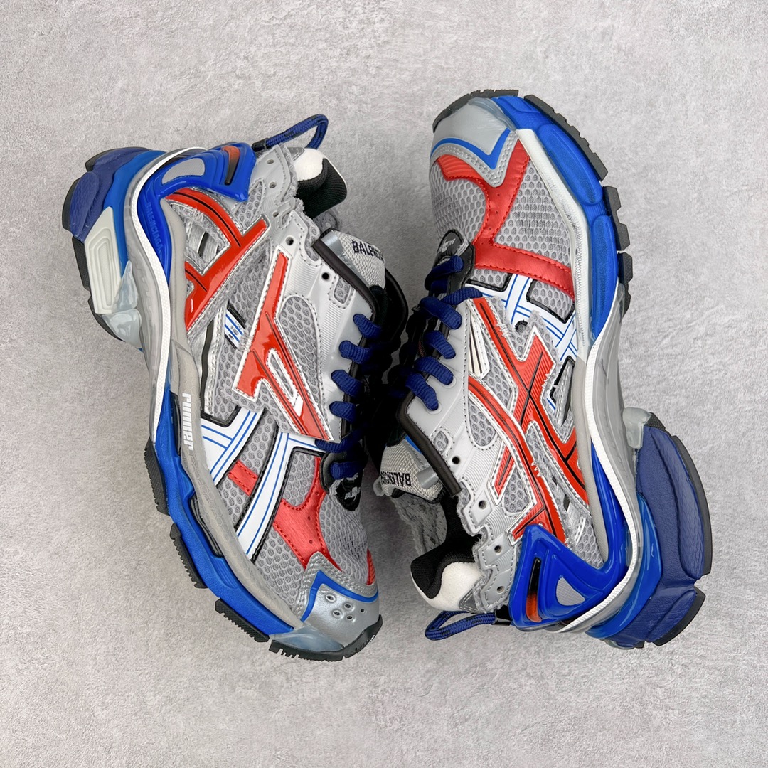 图片[3]-＃VG零售版 BALENCIAGA Runner Sneaker 巴黎世家七代慢跑系列低帮复古野跑潮流运动鞋老爹鞋 尼龙和网布材质 磨损效果 鞋头边缘印有尺码 背面浮印尺码 外侧印有跑者徽标 鞋舌刺绣 Balenciaga 品牌标识 鞋跟背面 Balenciaga品牌标识 材质采用65%聚氨酯、35%聚酯纤维 全新 Runner 鞋型轮廓借鉴于 2000 年初的复古线条 搭载大网眼面料制成鞋面基础，由粉色、白色尼龍与橡胶质地覆盖鞋面诠释线条感 当中透过几道手缝线与折损痕更是精准的掌握历经时间淬炼的破旧痕迹 延续其手法至鞋领、鞋跟、鞋带、中底等部分均饰有破损及脏污之貌 尤其是鞋领处与鞋带孔眼条更是采用不规则做旧技术将内容物泡棉随机露出 尺码：35 36 37 38 39 40 41 42 43 44 45 46-选品中心