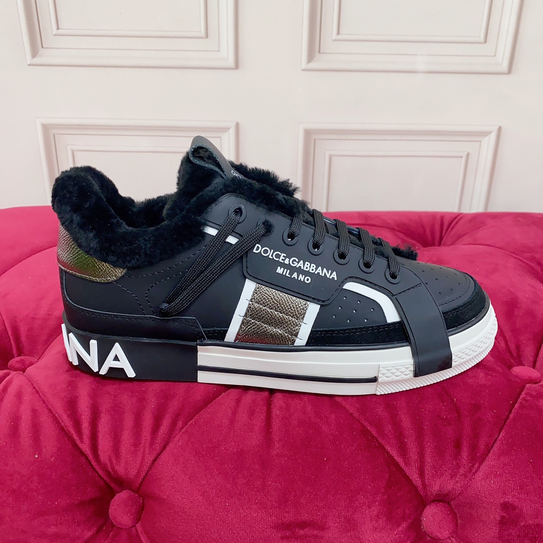 NO:613733,Made-to-order style for women, 320 for men, high-end version. Brand outsole DOLCE & GABBANA. High-end quality. Exclusively crafted and customized. The brand letters on the heel are embellished with exquisite luxury and sparkle. Exquisitely made and loved by many. High-end imported silk cowhide + cowhide. Black wool lining. Perfect interpretation of the latest inspiration for shoes. Classic and fashion are integrated. Luxurious dreams dominate fashion and high-end quality. Size: 35-45  Standard size, casual shoes/sports shoes, furry shoes, Dolce&Gabbana, sneakers, cowhide19860909毛里定做款 女款 男款320 高端版本 品牌大底DOLCE & GABBANA 高端质量 独家精工定制上市 后跟品牌字母工艺点缀绝美奢华闪耀 精湛的做众多人至爱采用高端进口丝绸牛皮+牛猄 黑色羊毛里 完美诠释鞋履最新灵感 经典与时尚融为一体奢华迷梦驾凌时尚高端品质 码数 :35-45 标准码数,休闲鞋/运动鞋毛毛鞋,Dolce&Gabbana,sneakers,cowhide,Women's Shoes