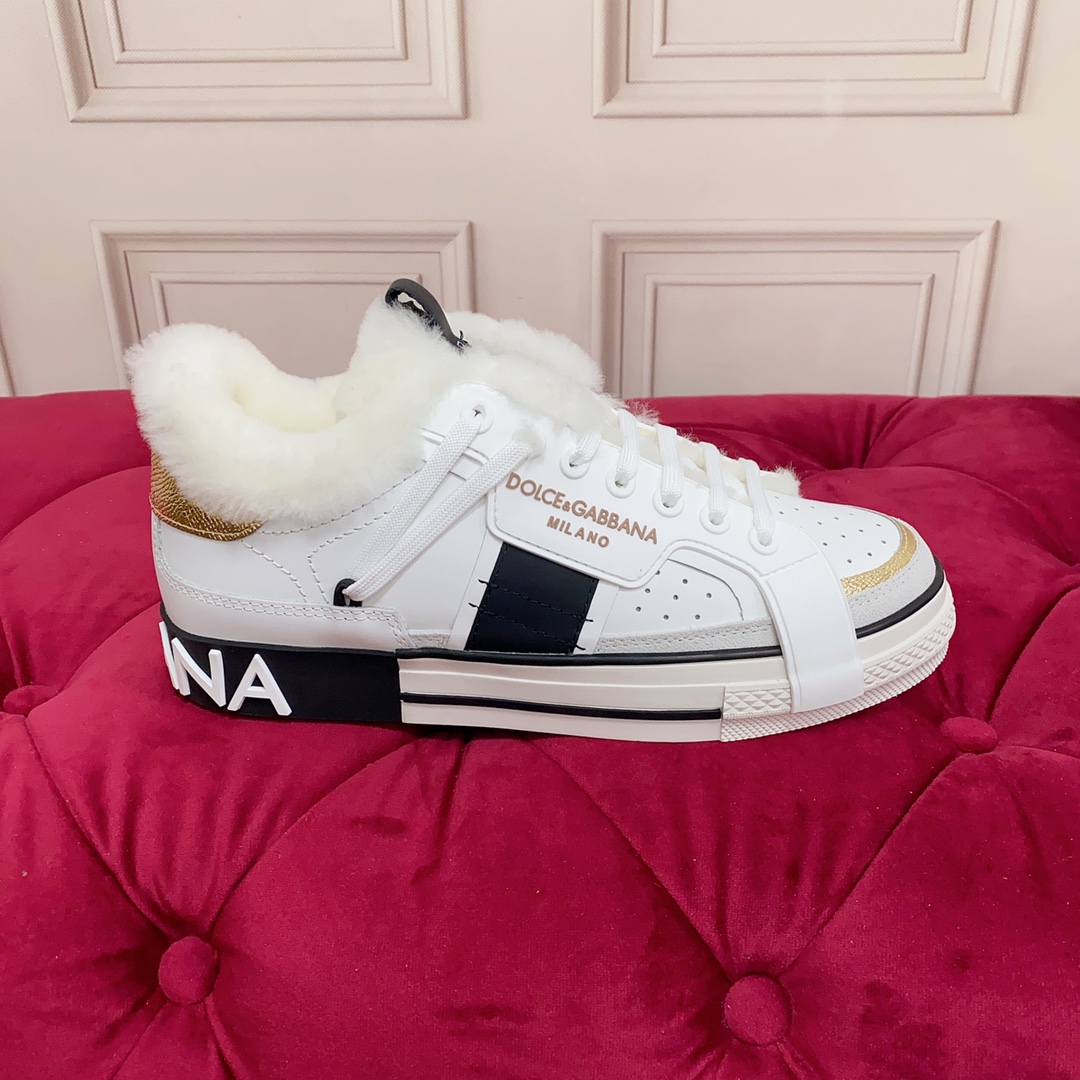 NO:613737,Made-to-order Maoli style for women, 320 for men, high-end version. Brand outsole DOLCE & GABBANA. High-end quality. Exclusively crafted and customized. The brand letters on the heel are embellished with exquisite luxury and sparkle. Exquisitely made and loved by many. High-end imported silk cowhide + cowhide. White wool lining. Perfect interpretation of the latest inspiration for shoes. Classic and fashion are integrated. Luxurious dreams dominate fashion and high-end quality. Size: 35-45  Standard size, casual shoes/sports shoes, furry shoes, Dolce&Gabbana, sneakers, cowhide19860909毛里定做款 女款 男款320 高端版本 品牌大底DOLCE & GABBANA 高端质量 独家精工定制上市 后跟品牌字母工艺点缀绝美奢华闪耀 精湛的做众多人至爱采用高端进口丝绸牛皮+牛猄 白色羊毛里 完美诠释鞋履最新灵感 经典与时尚融为一体奢华迷梦驾凌时尚高端品质 码数 :35-45 标准码数,休闲鞋/运动鞋毛毛鞋,Dolce&Gabbana,sneakers,cowhide,Women's Shoes