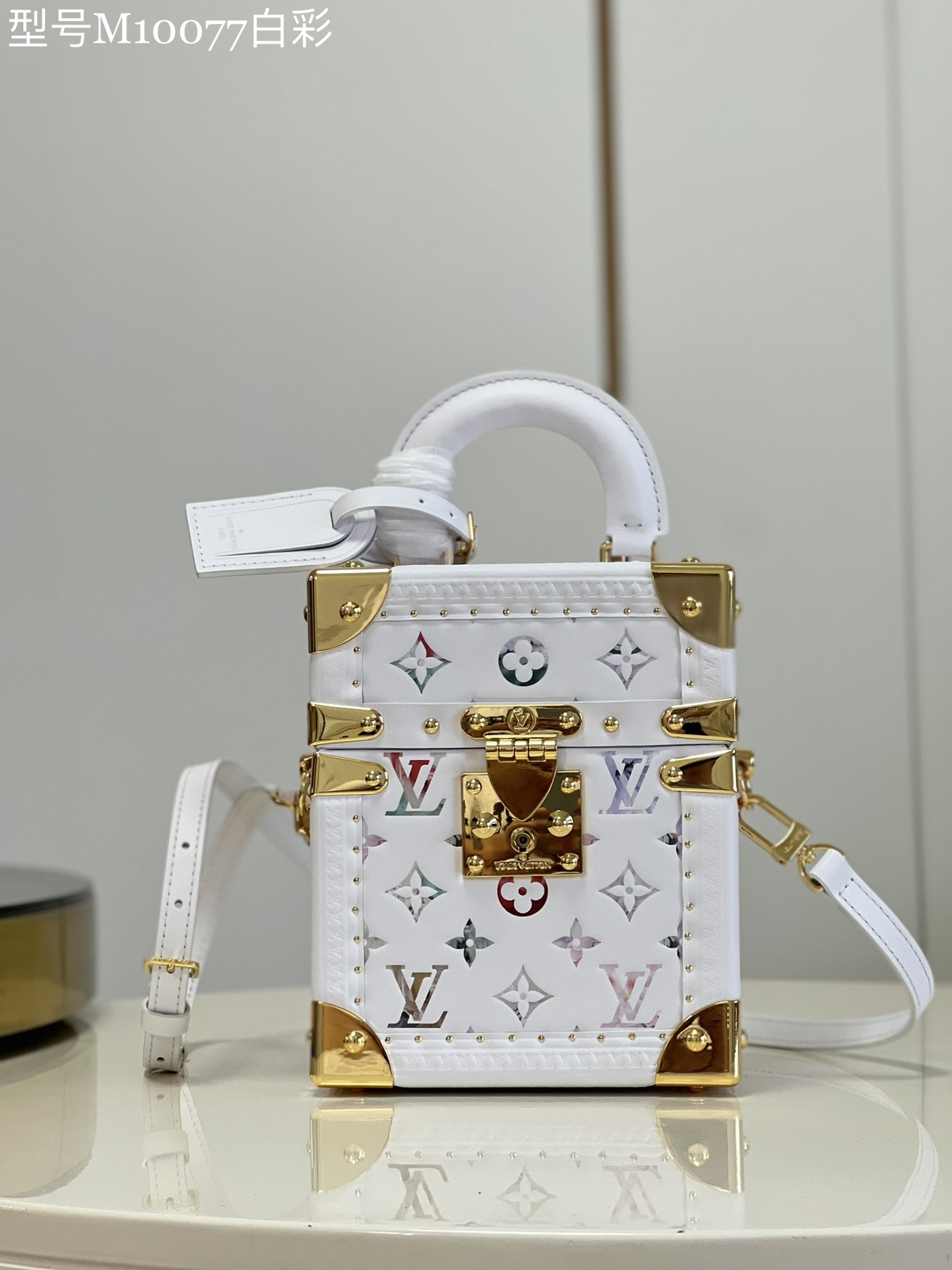 NO:399308,【Exclusive real photo M10077 White Color】Small and large in capacity, the Camera Box (camera box) is suitable for various shapes both during the day and at night. As a hard box, it can accommodate all the essentials of two mobile phones, wallets, keys, headphones, etc. The Camera Box (camera box) is both fashionable and practical. It is a multi-purpose bag, light and easy to use, allowing for multiple carrying methods, shoulders and crossbody. Internal size 16 x 13 x 7.5 cm P.1300, LV [original leather], louis vuitton, wallets19860909【独家实拍 M10077白彩】小巧而容量大,the Camera Box（相机盒）无论在白天还是夜晚都适用于各种造型.作为一款硬箱,可以容纳下所有的随身必需品两个手机,钱包,钥匙,耳机等.the Camera Box（相机盒）既时尚又实用,它是一款多功能包,轻巧易用,允许多种携带方式手拎、肩扛和斜挎. 内部尺寸16 x 13 x 7.5 cm P.1300,LV【原厂皮】,louis vuitton,wallets,Bag