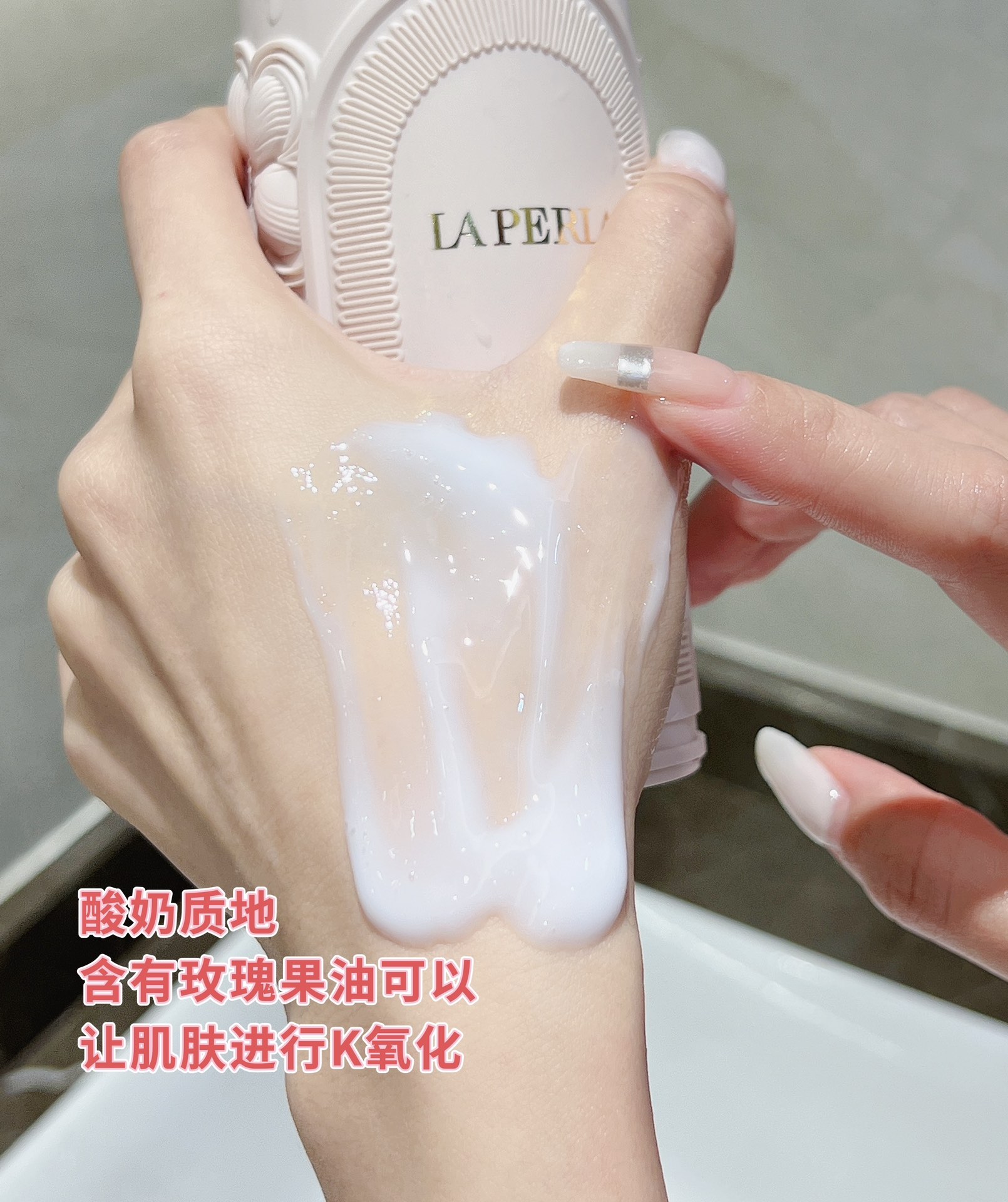 闻起来是那种很高级清新的玫瑰香氛气息留香也hin持久 5